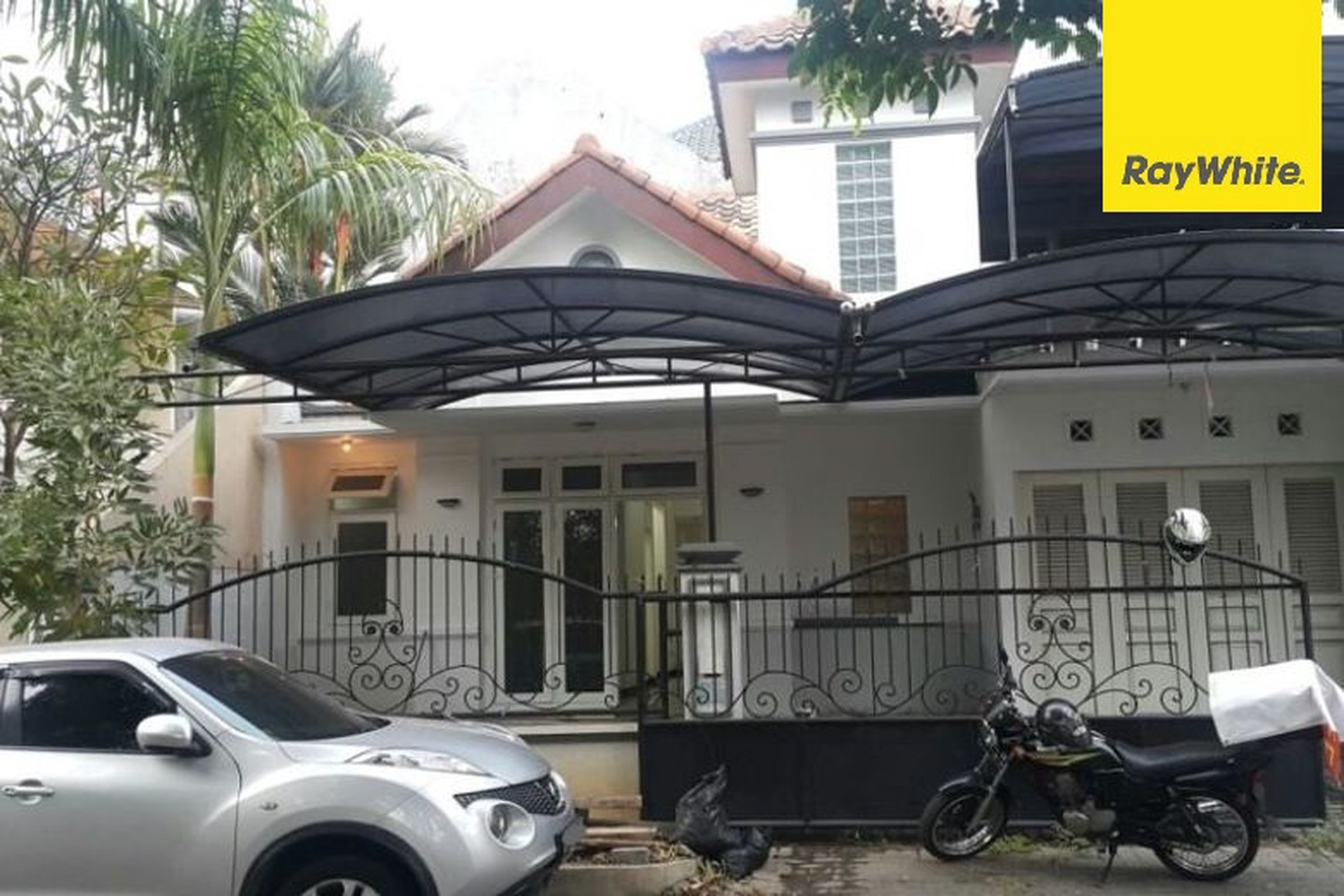 Dijual Rumah 2 lantai di Villa Taman Gapura Citraland Surabaya