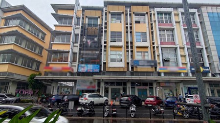 Ruko Hadap Jalan raya, paling dekat ke Cluster perumahan Summarecon Bekasi, bangunan 4 lantai + mezanine, ada taman belakang, partisi kantor