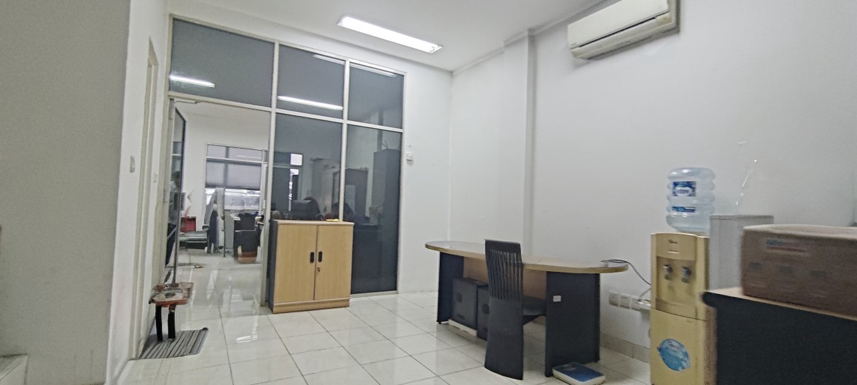 Ruko Hadap Jalan raya, paling dekat ke Cluster perumahan Summarecon Bekasi, bangunan 4 lantai + mezanine, ada taman belakang, partisi kantor