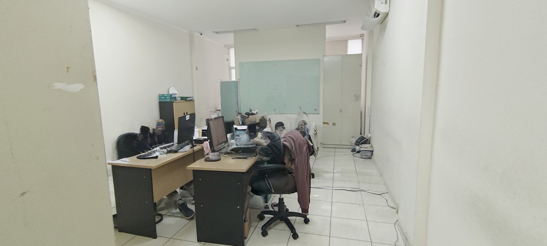 Ruko Hadap Jalan raya, paling dekat ke Cluster perumahan Summarecon Bekasi, bangunan 4 lantai + mezanine, ada taman belakang, partisi kantor