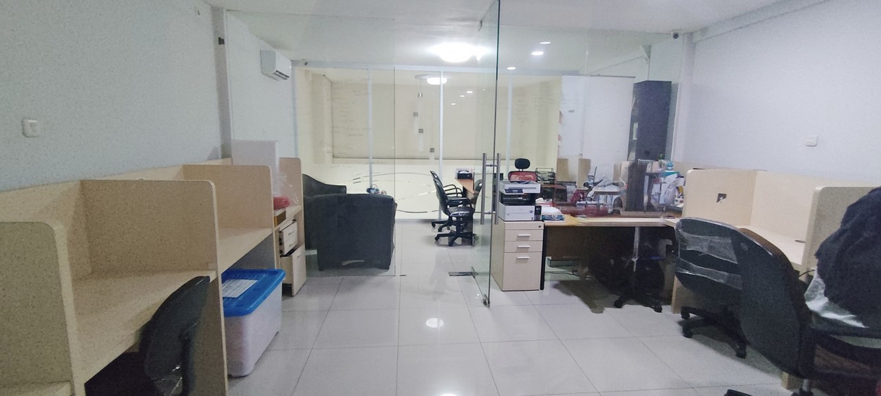 Ruko Hadap Jalan raya, paling dekat ke Cluster perumahan Summarecon Bekasi, bangunan 4 lantai + mezanine, ada taman belakang, partisi kantor