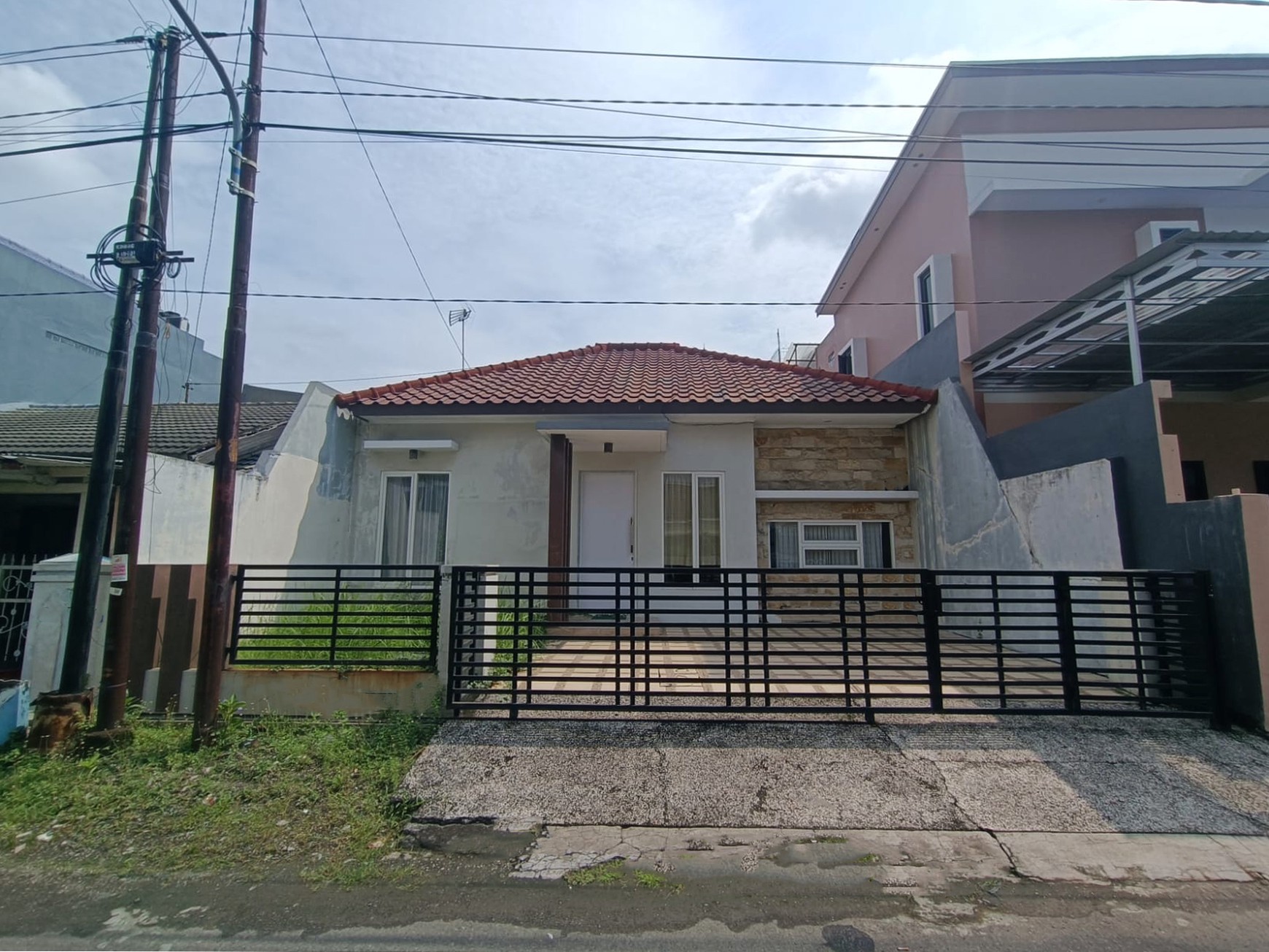 Dijual Rumah Siap Huni; Model Minimalis di Baruk Utara, Surabaya