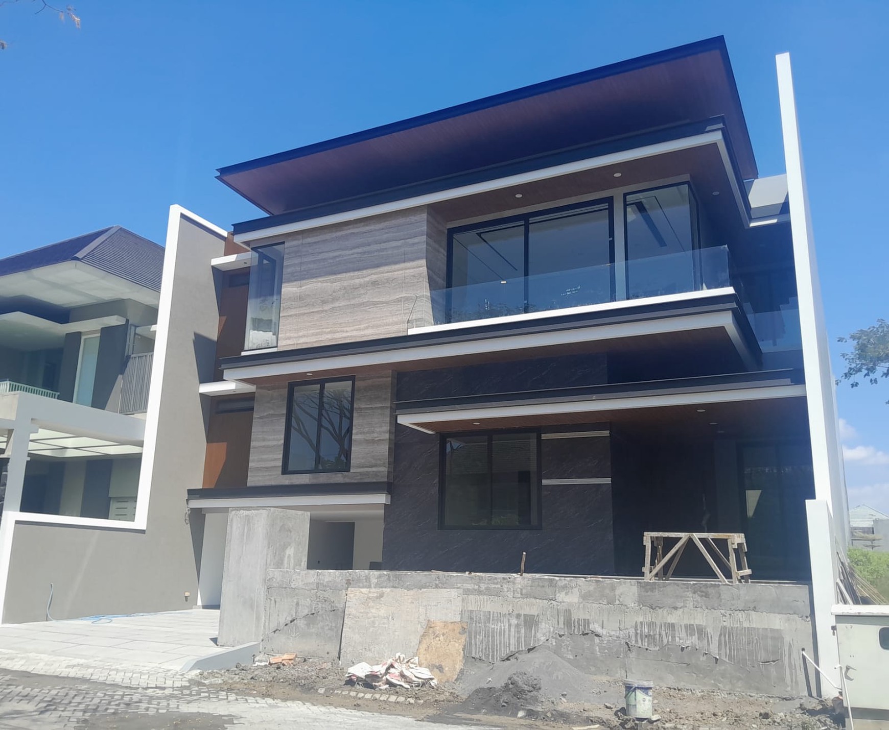 Dijual Rumah Baru Newton Hill Citraland Surabaya dekat Graha Family, Pakuwon Indah, Bukit Darmo Golf