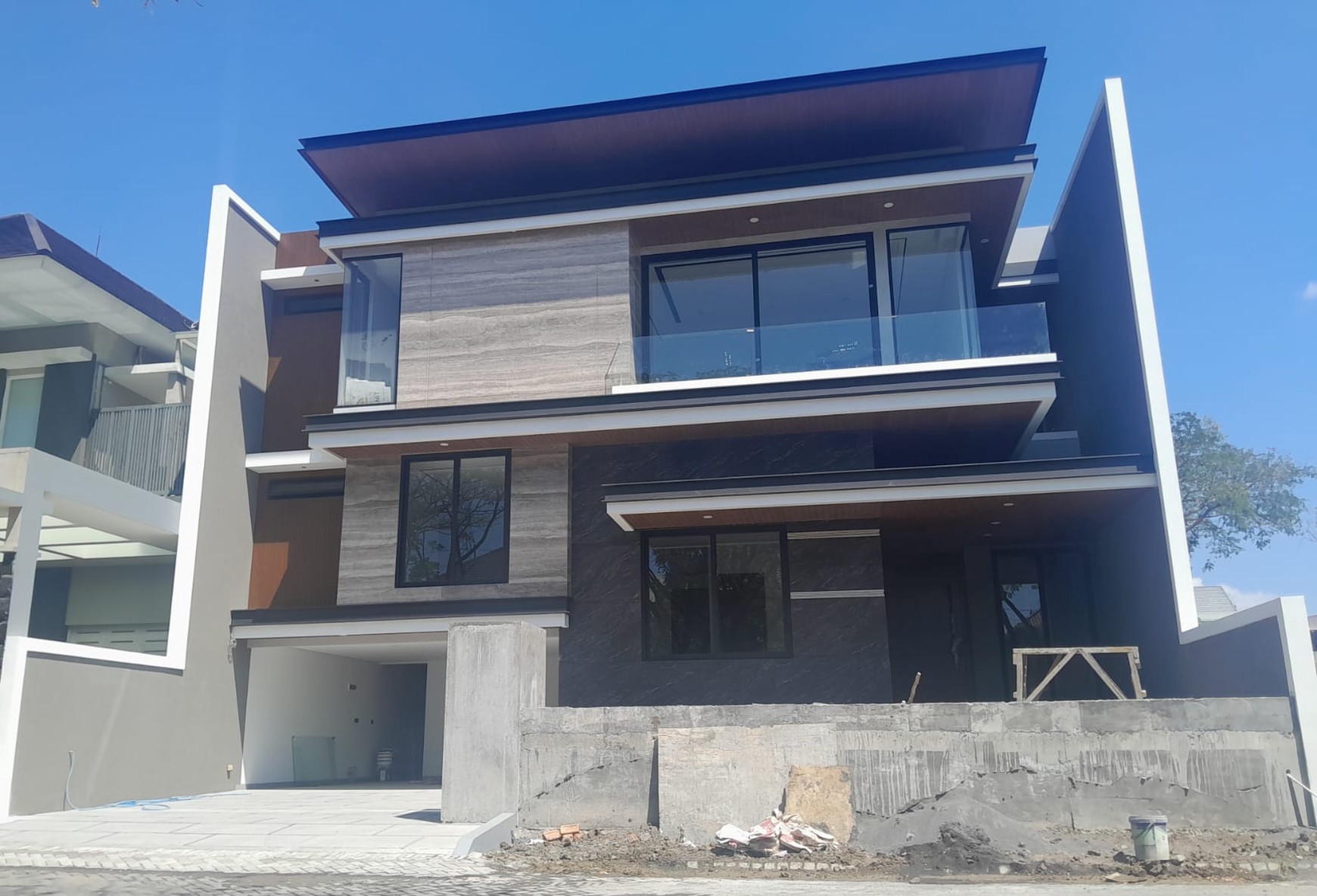 Dijual Rumah Baru Newton Hill Citraland Surabaya dekat Graha Family, Pakuwon Indah, Bukit Darmo Golf