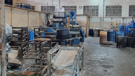 Gudang jual cepat di Raya Kedamean Gresik, dekat pintu tol Legundi