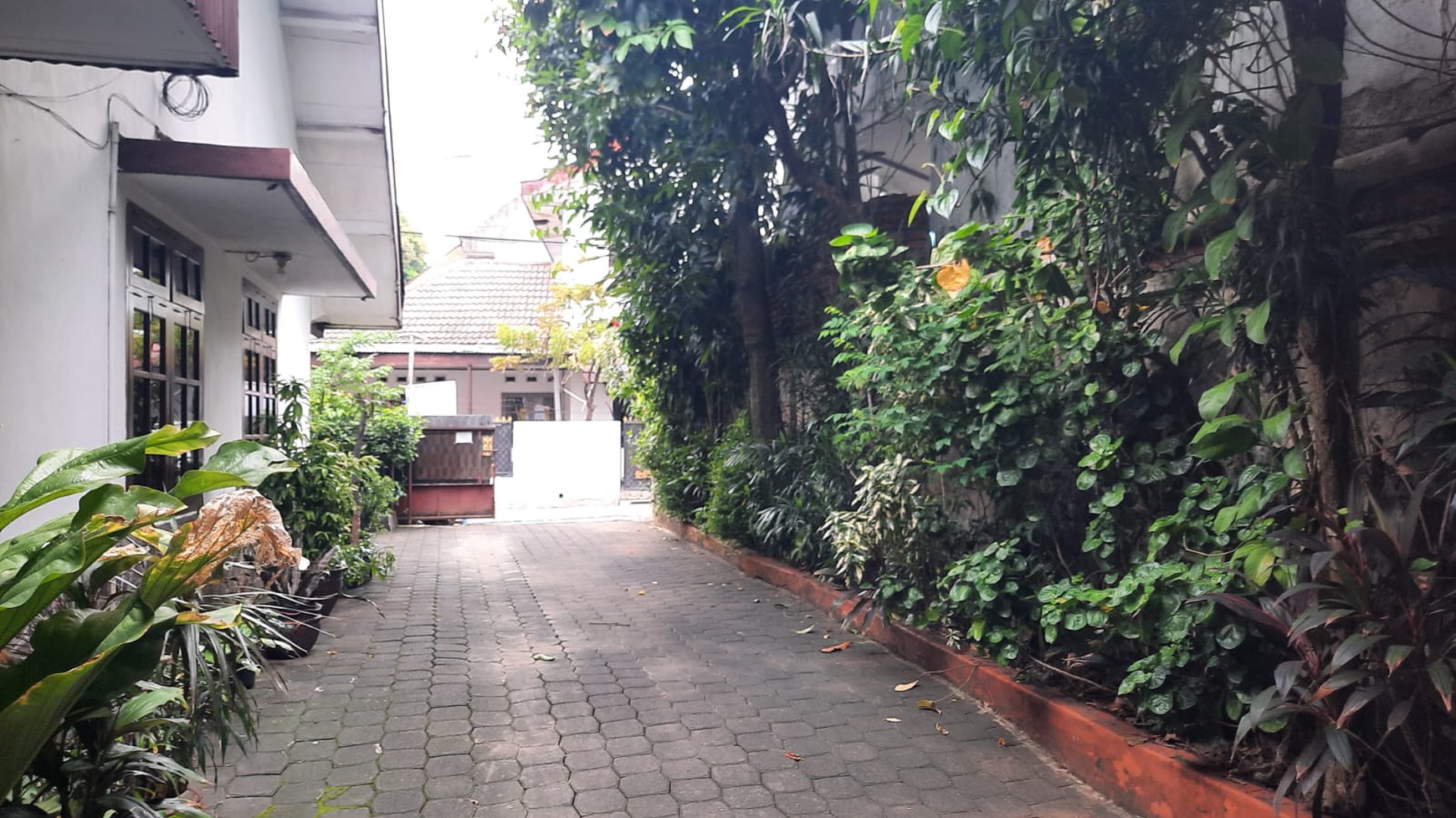 Rumah di Komplek Depkes Kramatjati Cocok untuk Usaha,Kos2an,dekat dengan RS PolriDengan