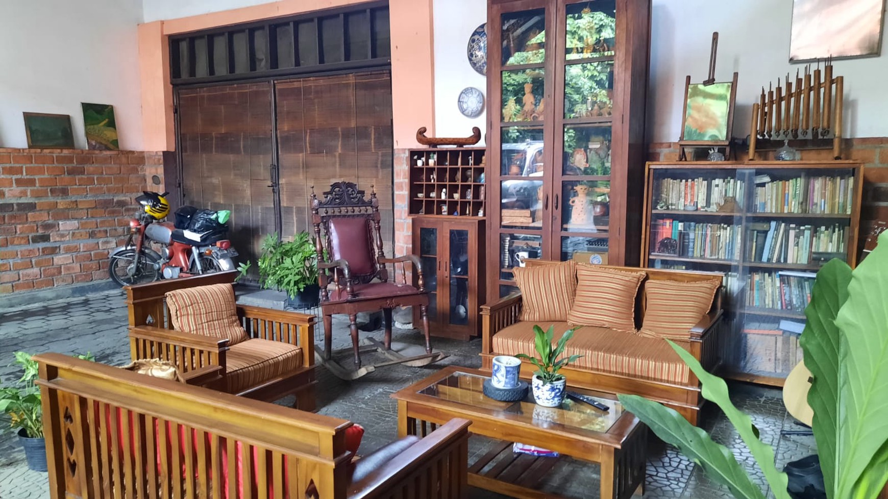 Rumah di Komplek Depkes Kramatjati Cocok untuk Usaha,Kos2an,dekat dengan RS PolriDengan