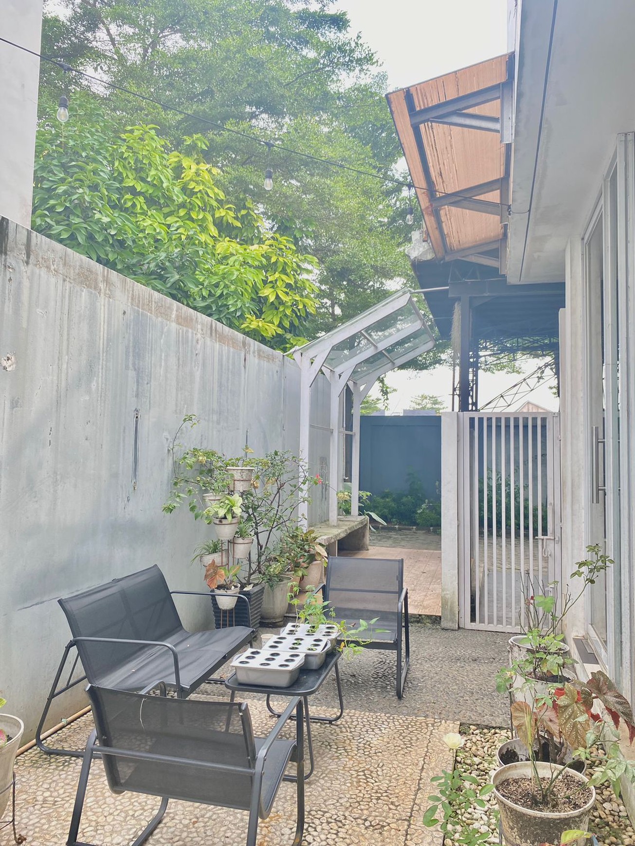 RUMAH MEWAH, TERAWAT DAN KEKINIAN! Rumah Bagya di Jln. H. Gandun, 185 m2