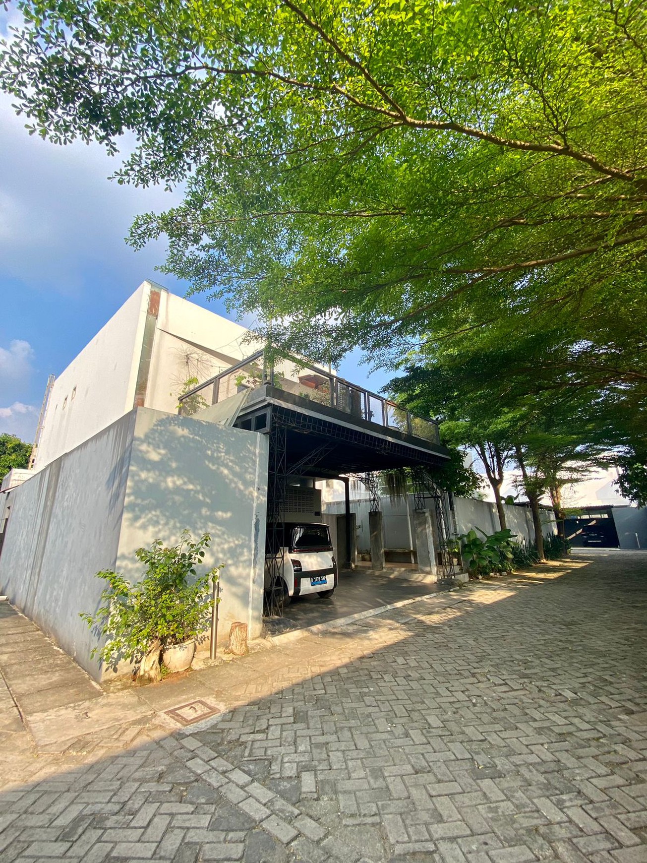 RUMAH MEWAH, TERAWAT DAN KEKINIAN! Rumah Bagya di Jln. H. Gandun, 185 m2