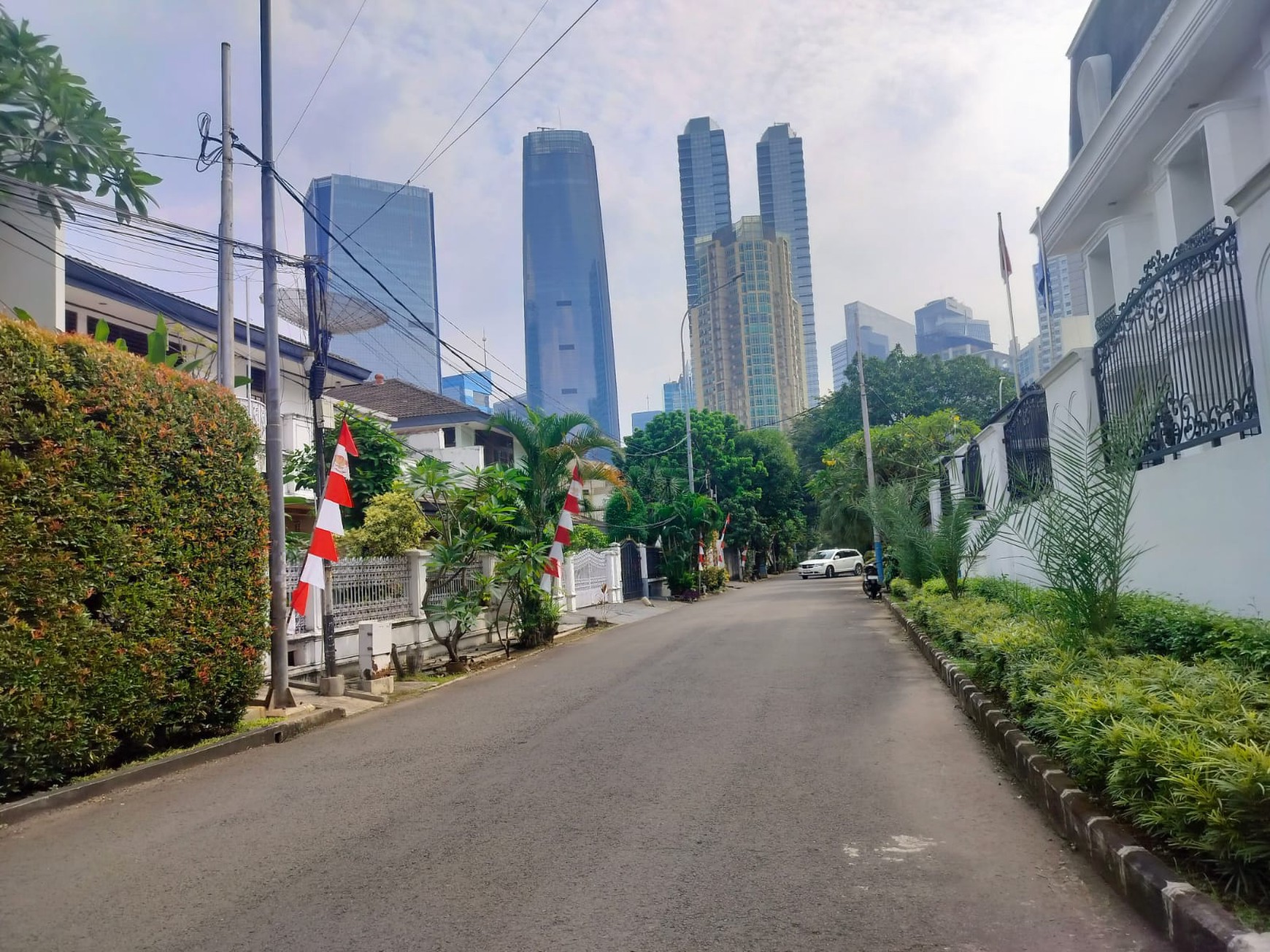 Residensial di Karang Asem, Jakarta Selatan, rumah kawasan menteri, 500m2, full marmer, layak huni, dekat Kedutaan Singapore dan Belanda