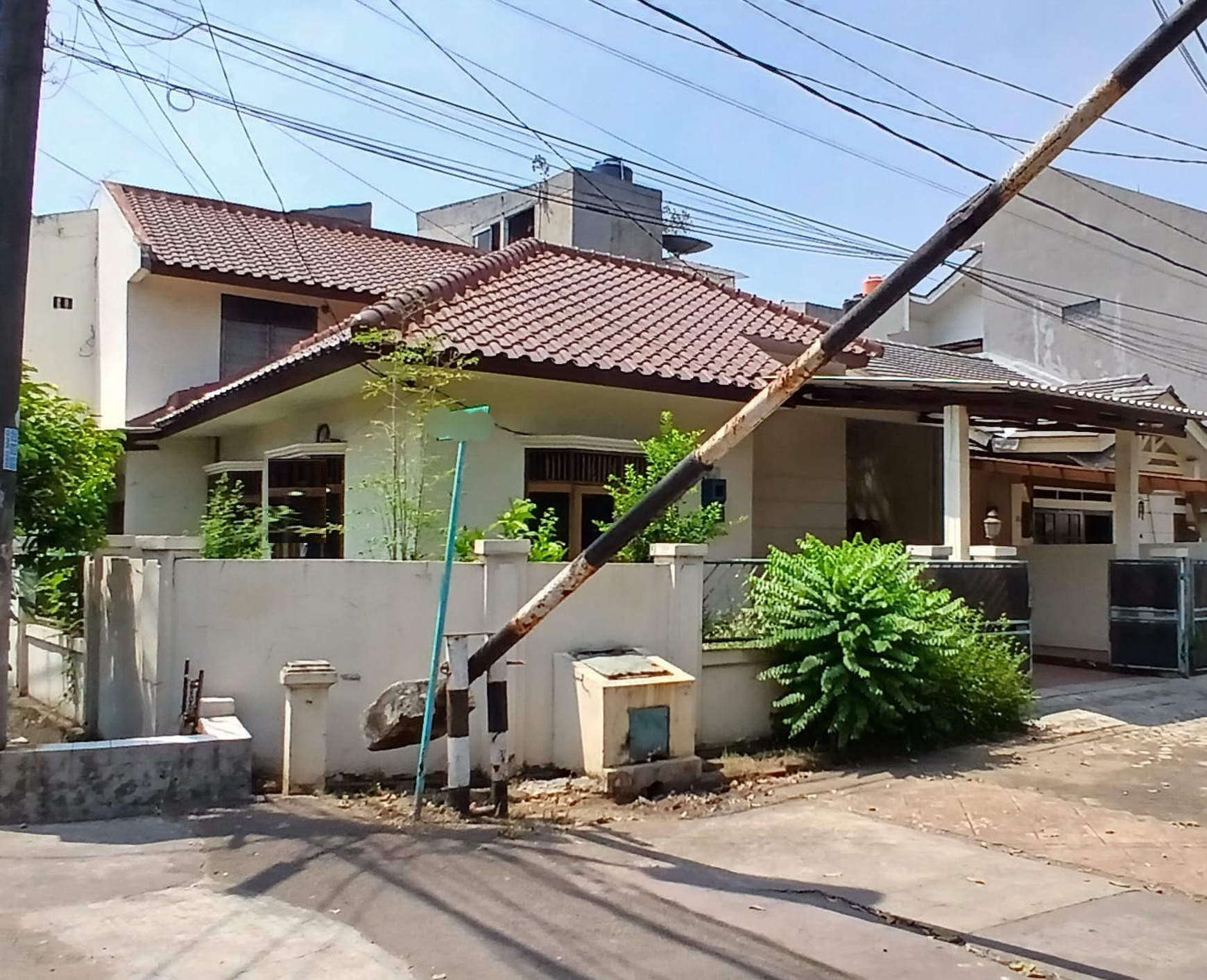 HOT SALE Murah, Rumah hook 2 lantai, rapih bagus di Pondok Karya, cocok untuk hunian dan usaha.
