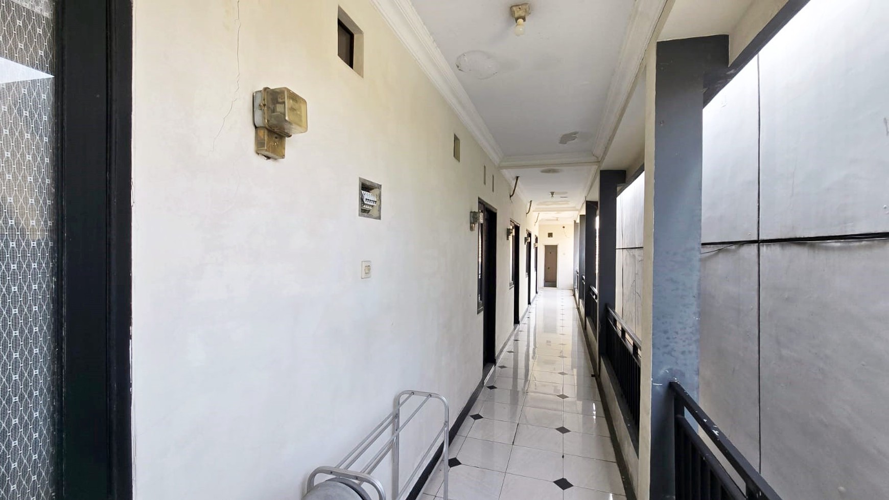 Rumah di Tenggilis Barat / Komplek YKP Kendangsari Surabaya Timur, Semi Furnished, One Gate System, untuk Rumah Tinggal + Kos - Kosan... SIAP HUNI - CT -