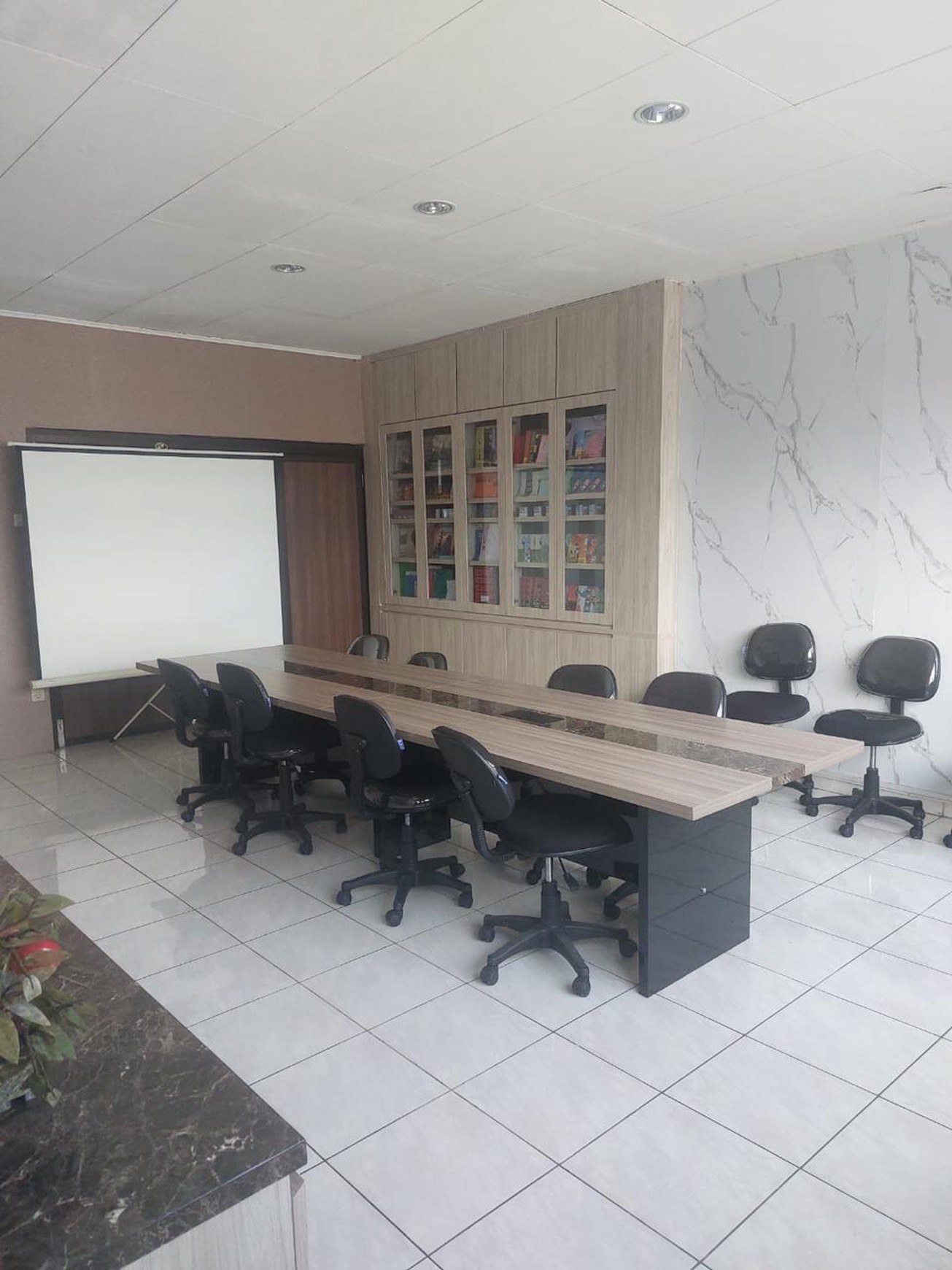 Gudang 3 in 1 (workshop + Office 4 lantai) luas 1409 m2 di Kalibaru timur, Kemayoran Jakarta Pusat.