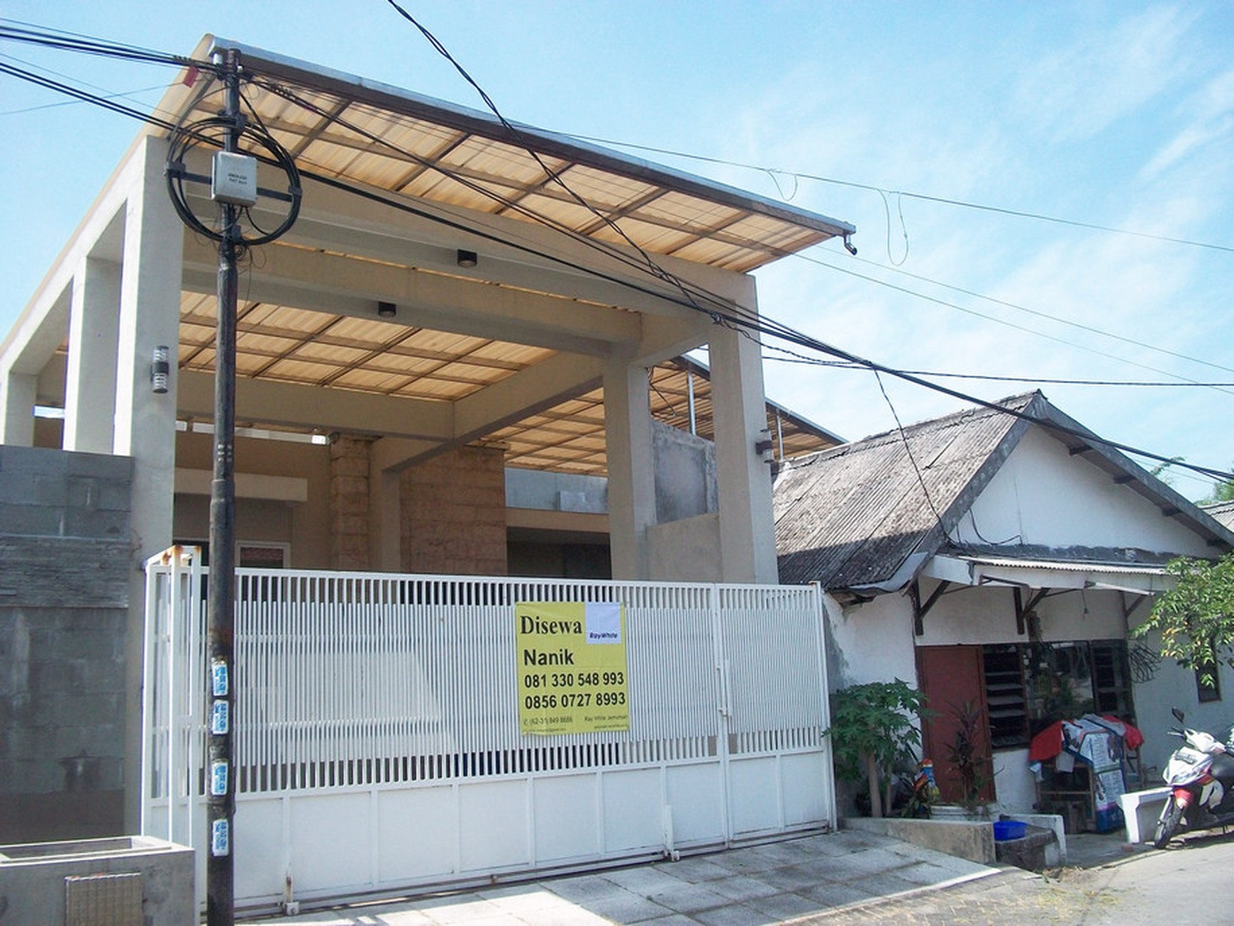 Rumah di Kertomenanggal Surabaya Selatan, Bagus + Terawat, Row Jalan Lebar, Siap Huni, Cocok untuk Rumah Tinggal / Kantor