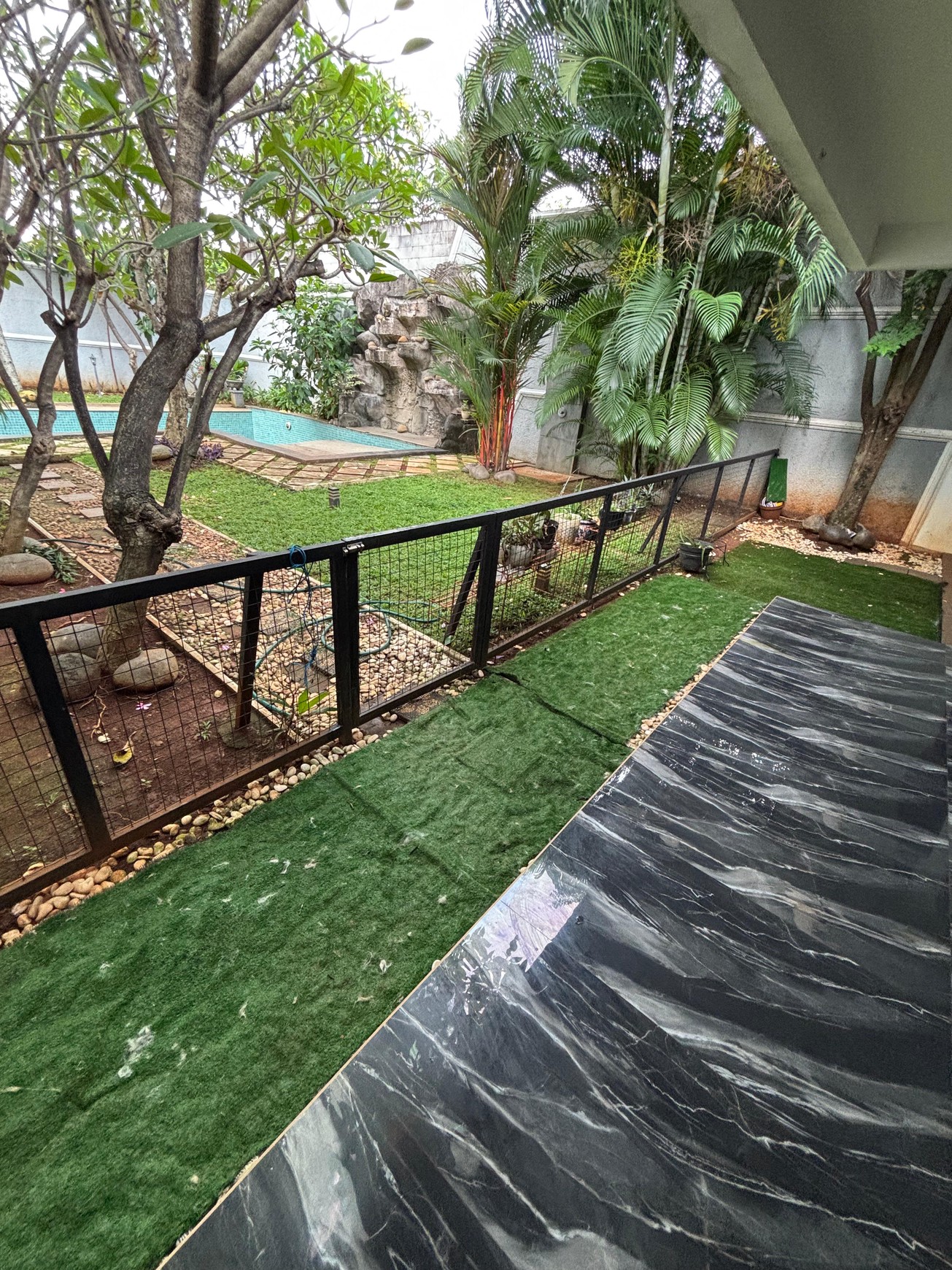 Dijual Rumah Idaman 4 Kamar Tidur + Kolam Renang Siap Huni Di Gaharu Jakarta Selatan.