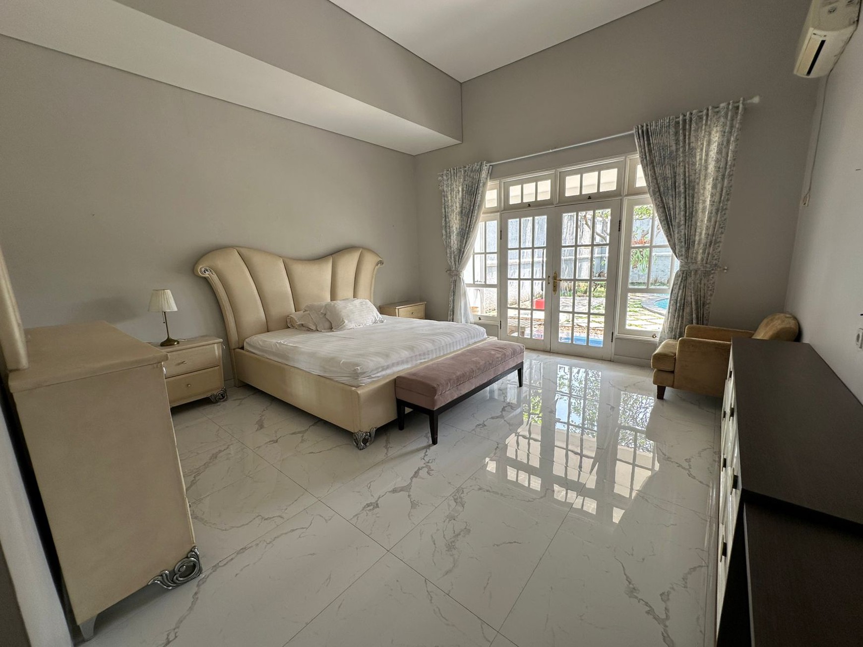 Dijual Rumah Idaman 4 Kamar Tidur + Kolam Renang Siap Huni Di Gaharu Jakarta Selatan.