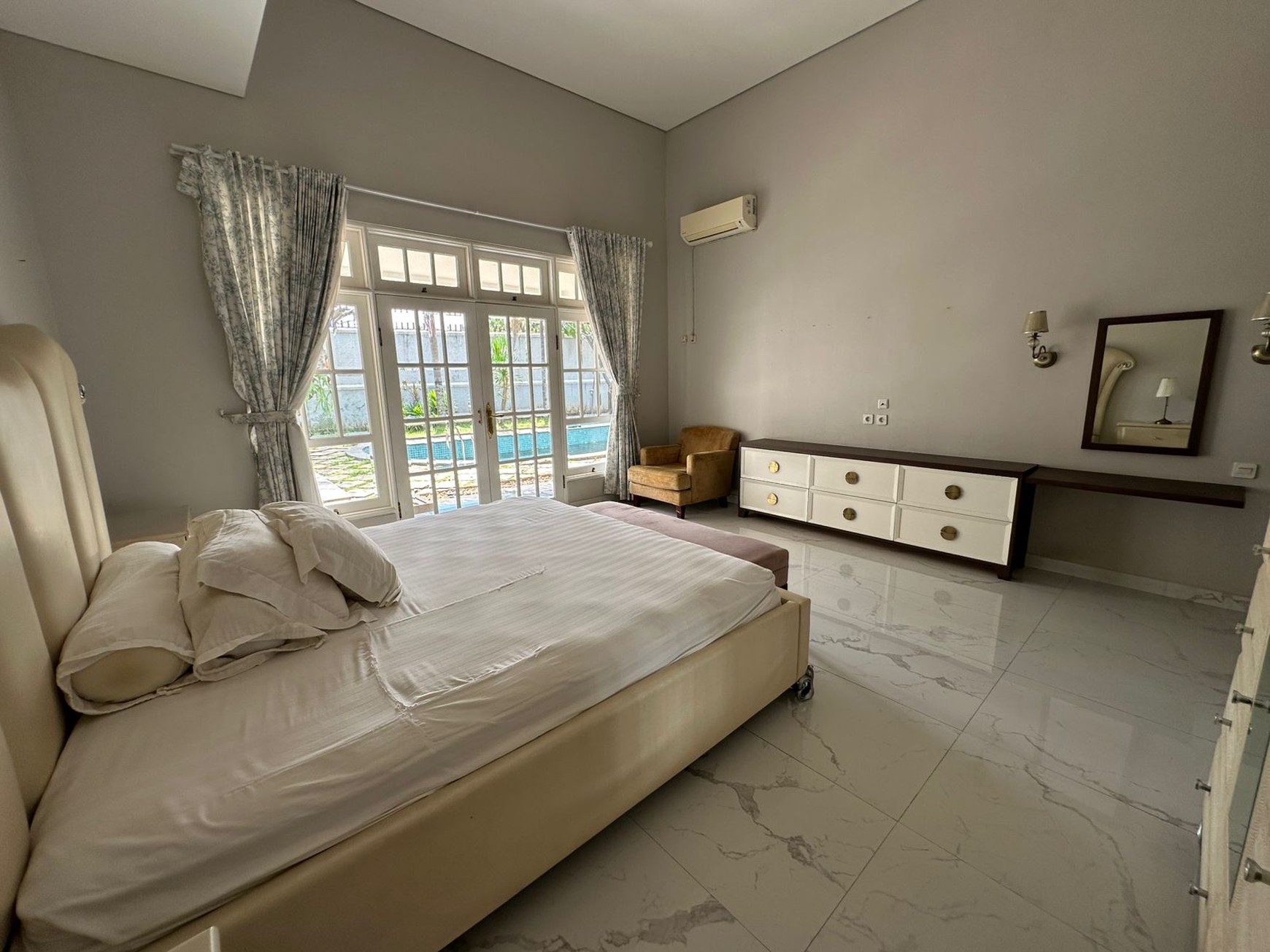 Dijual Rumah Idaman 4 Kamar Tidur + Kolam Renang Siap Huni Di Gaharu Jakarta Selatan.