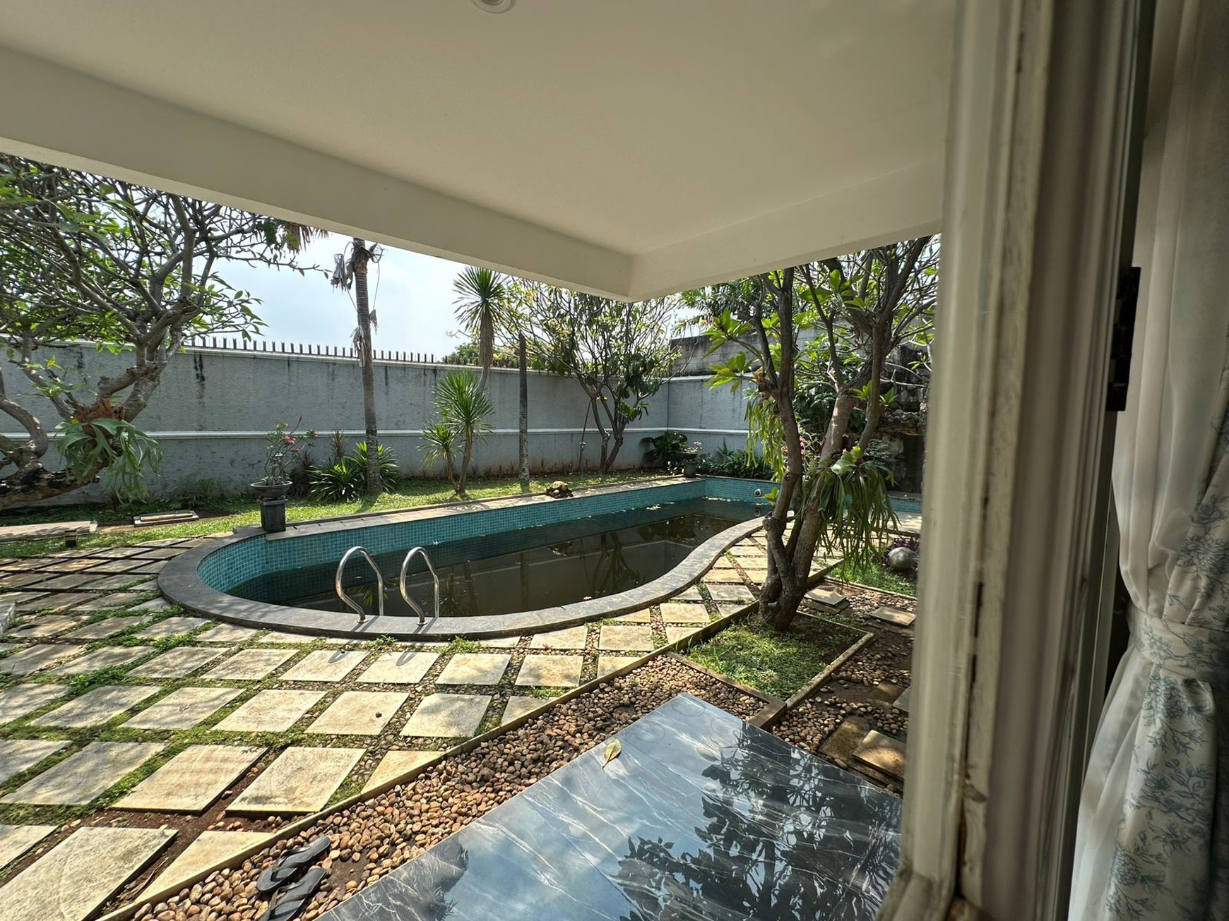 Dijual Rumah Idaman 4 Kamar Tidur + Kolam Renang Siap Huni Di Gaharu Jakarta Selatan.