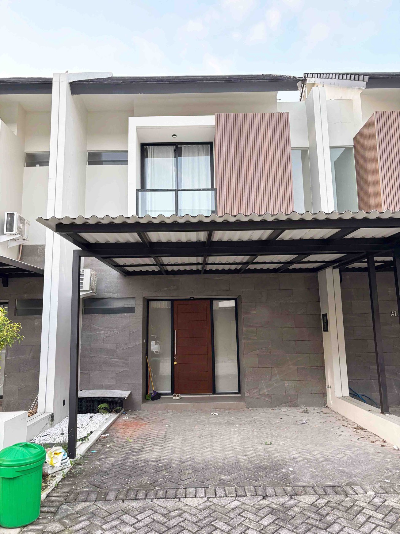 Rumah di Central Park Juanda Sidoarjo, Minimalis, 2 Lantai, Semi Furnished, SIAP HUNI