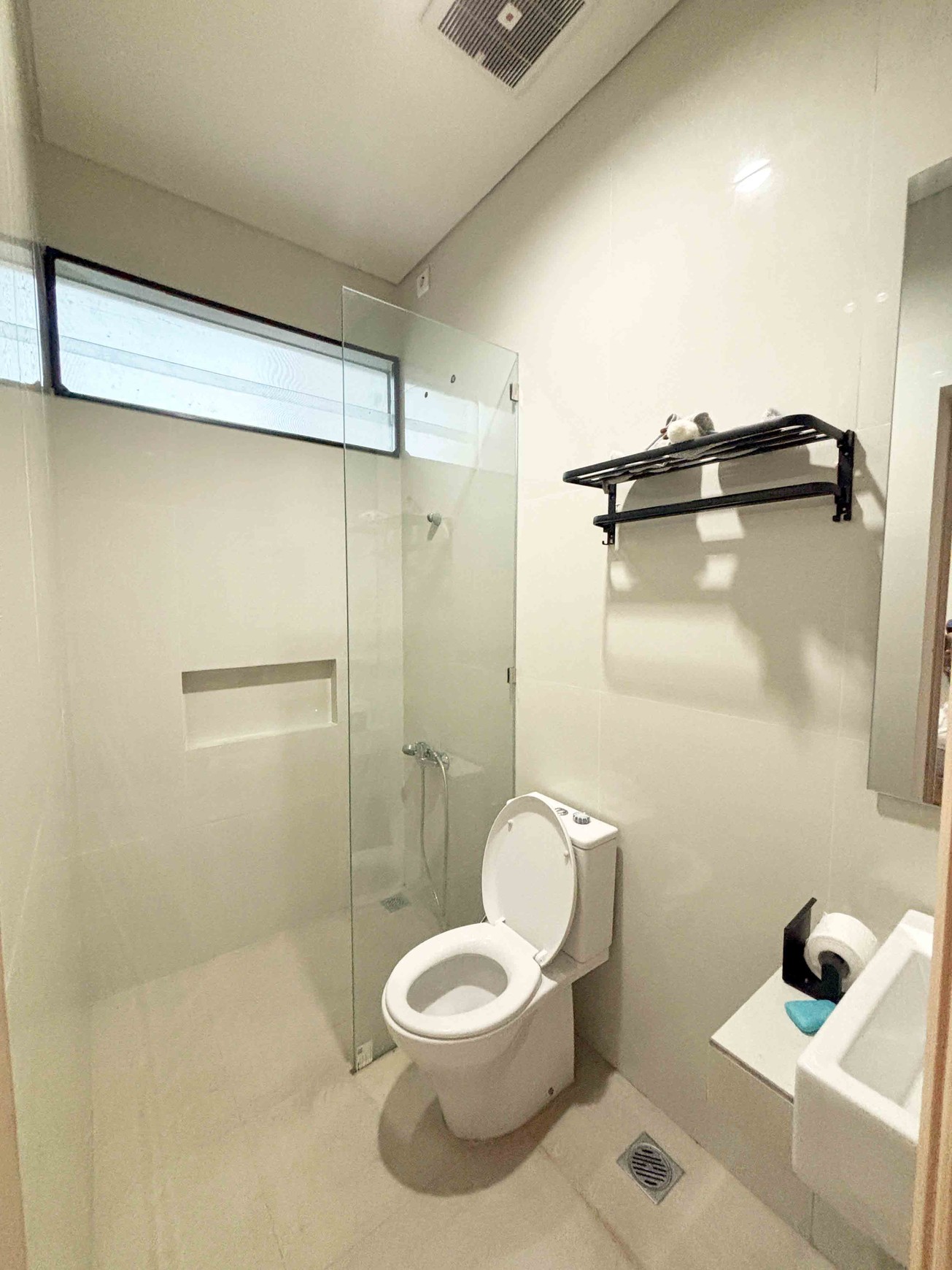 Rumah di Central Park Juanda Sidoarjo, Minimalis, 2 Lantai, Semi Furnished, SIAP HUNI