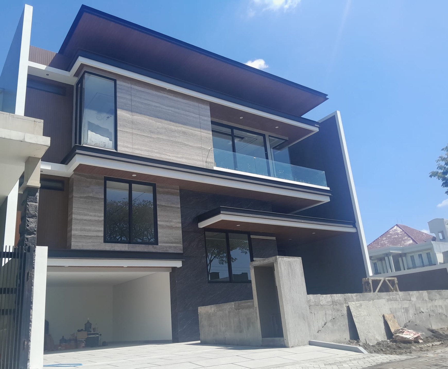 DIJUAL Rumah Mewah di Newton Hill Timur Citraland Surabaya Barat