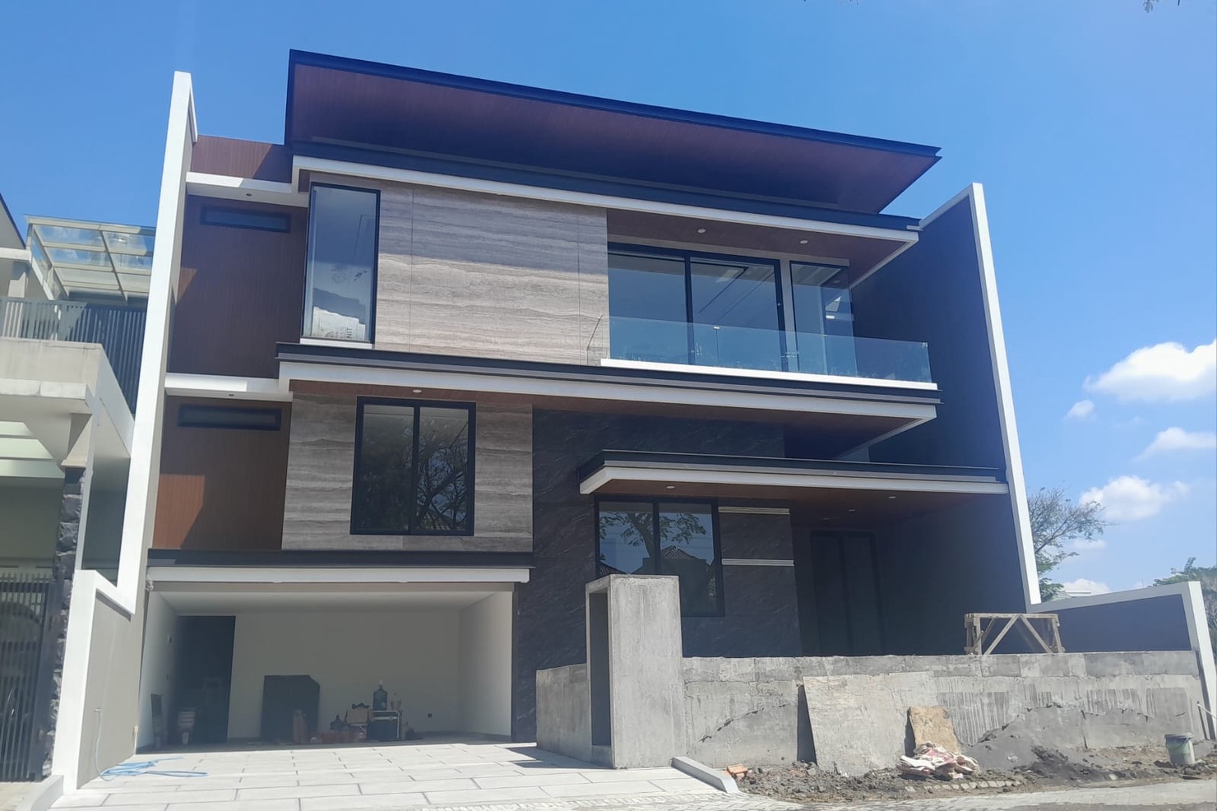 DIJUAL Rumah Mewah di Newton Hill Timur Citraland Surabaya Barat