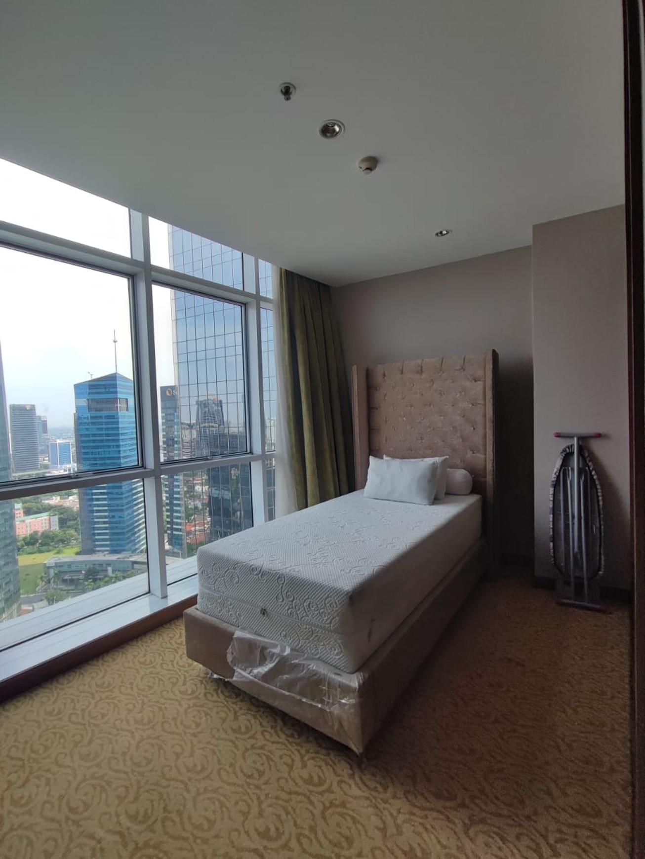Dijual Unit Eksklusif Apartemen Oakwood Mega Kuningan 96m Lokasi Strategis.