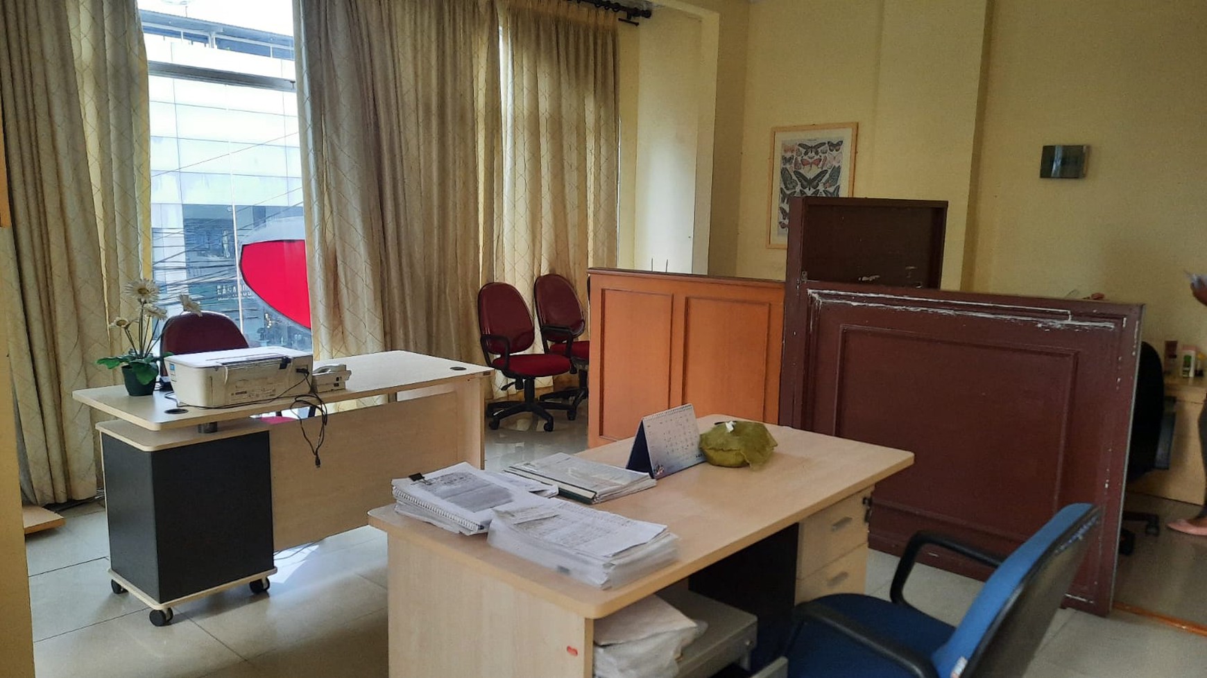 DISEWA RUKO 4 LANTAI + ROOFTOP KONDISI SIAP SEWA, BISA DI SEWA PER TAHUN atau PERLANTAI MINIMUM SEWA PER 6 BULAN.