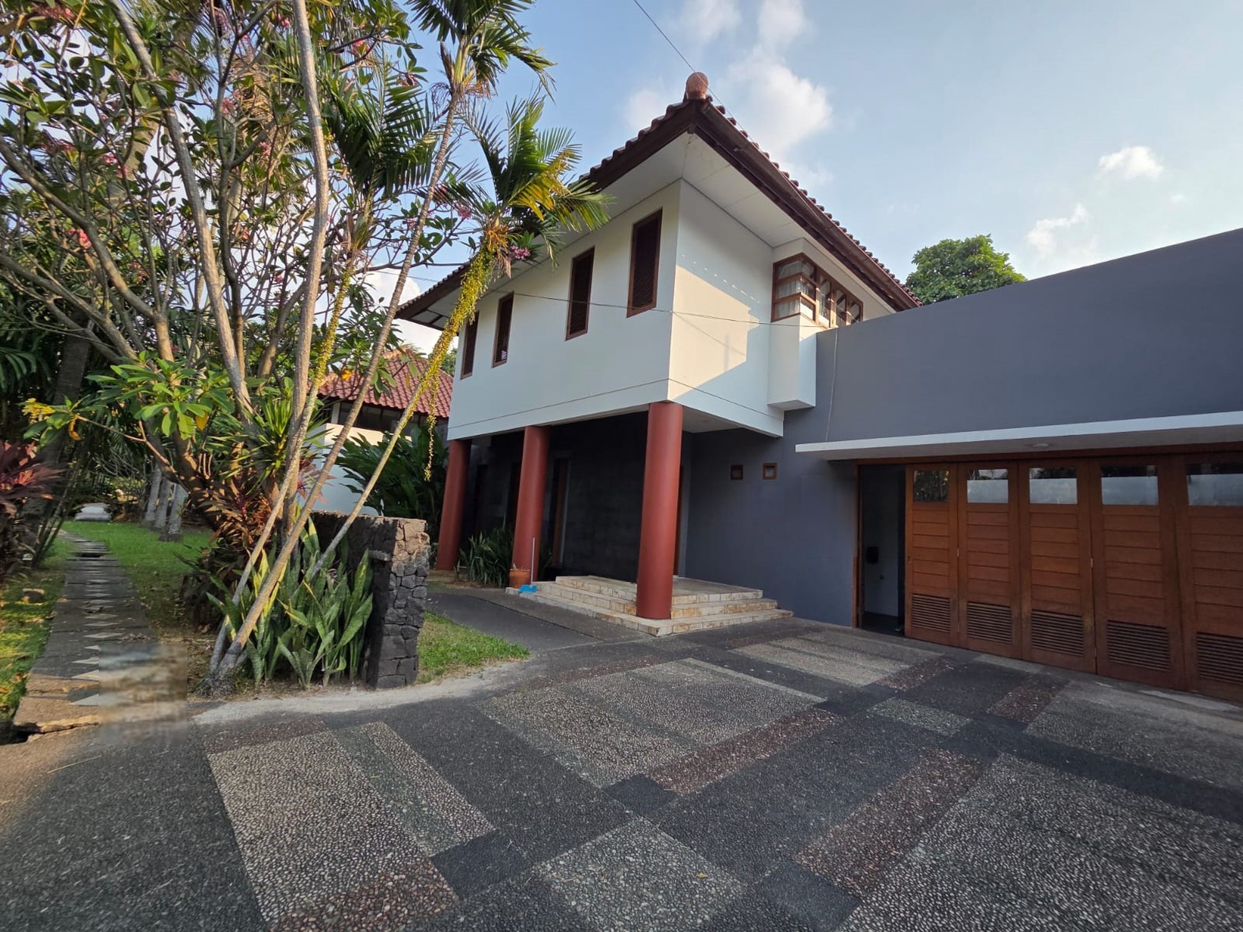 Rumah Mewah dengan lingkungan yang asri di Bintaro Jaya