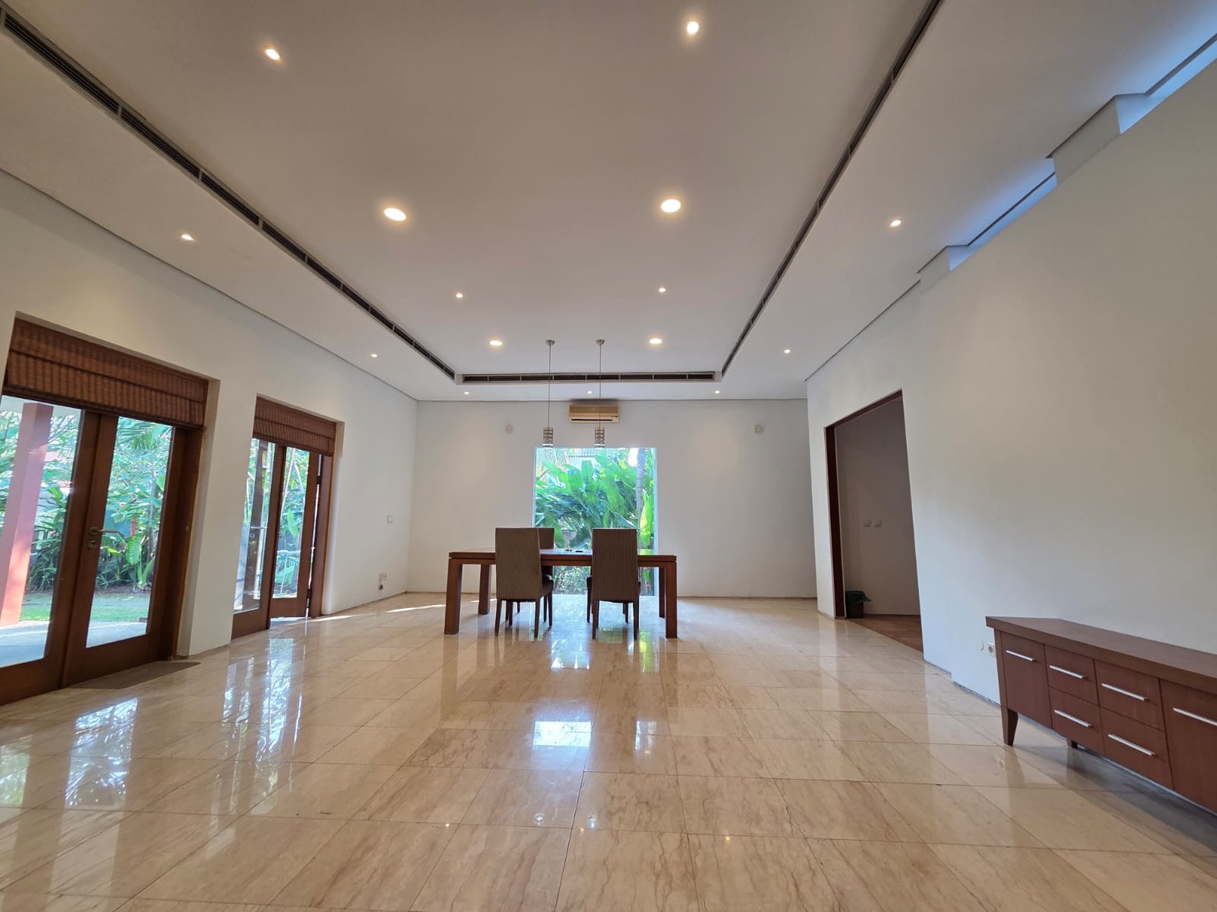 Rumah Mewah dengan lingkungan yang asri di Bintaro Jaya