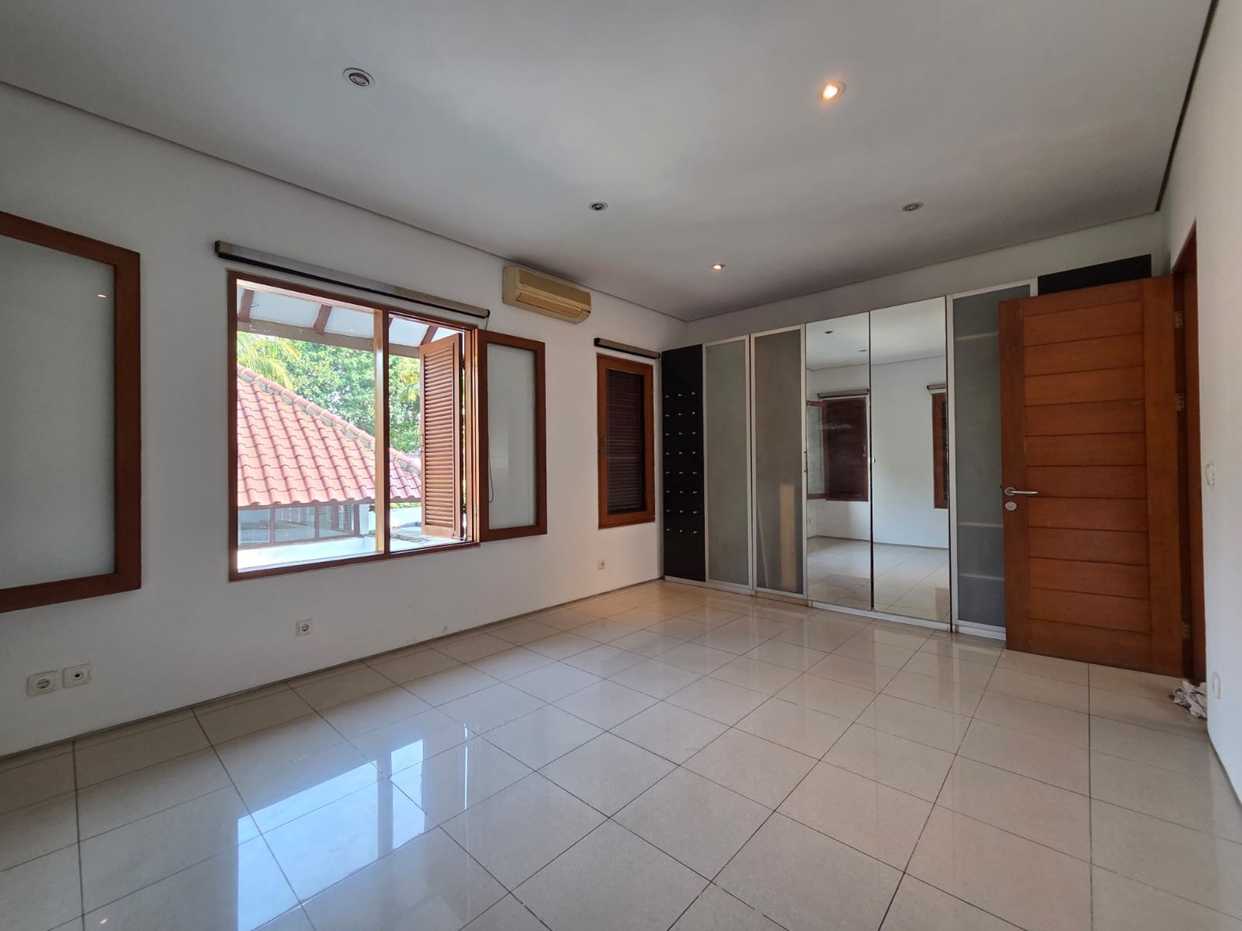 Rumah Mewah dengan lingkungan yang asri di Bintaro Jaya