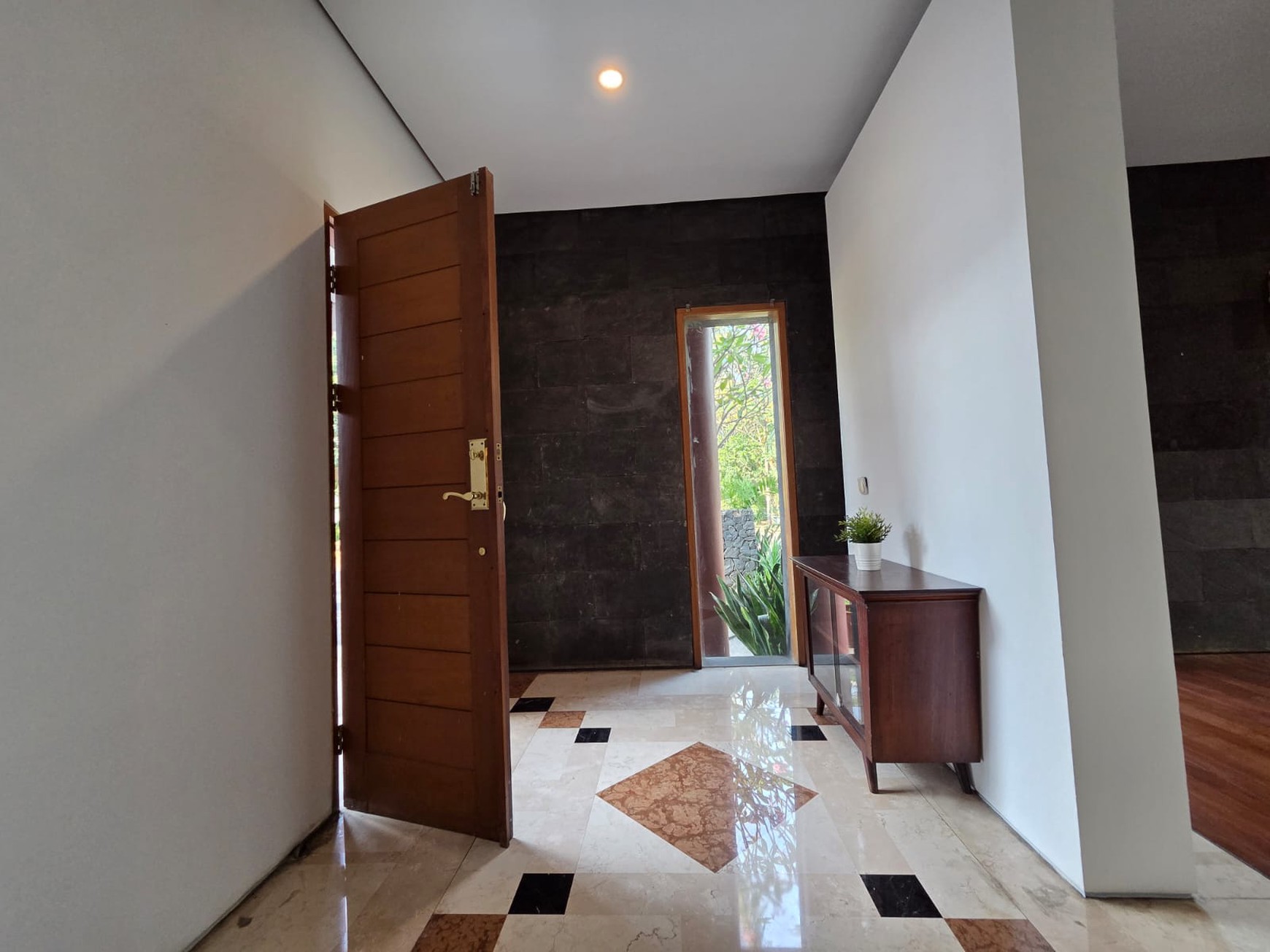 Rumah Mewah dengan lingkungan yang asri di Bintaro Jaya