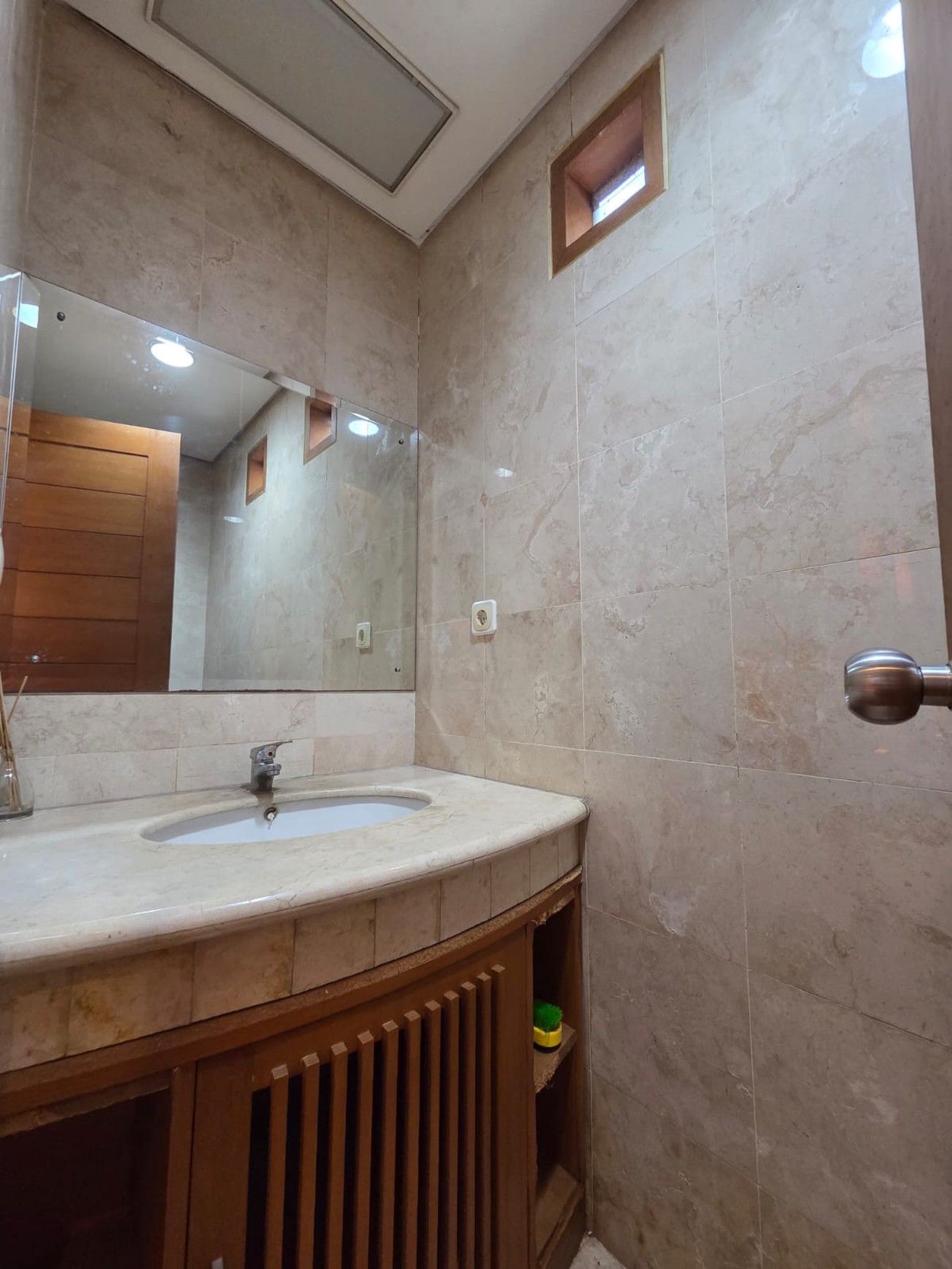 Rumah Mewah dengan lingkungan yang asri di Bintaro Jaya