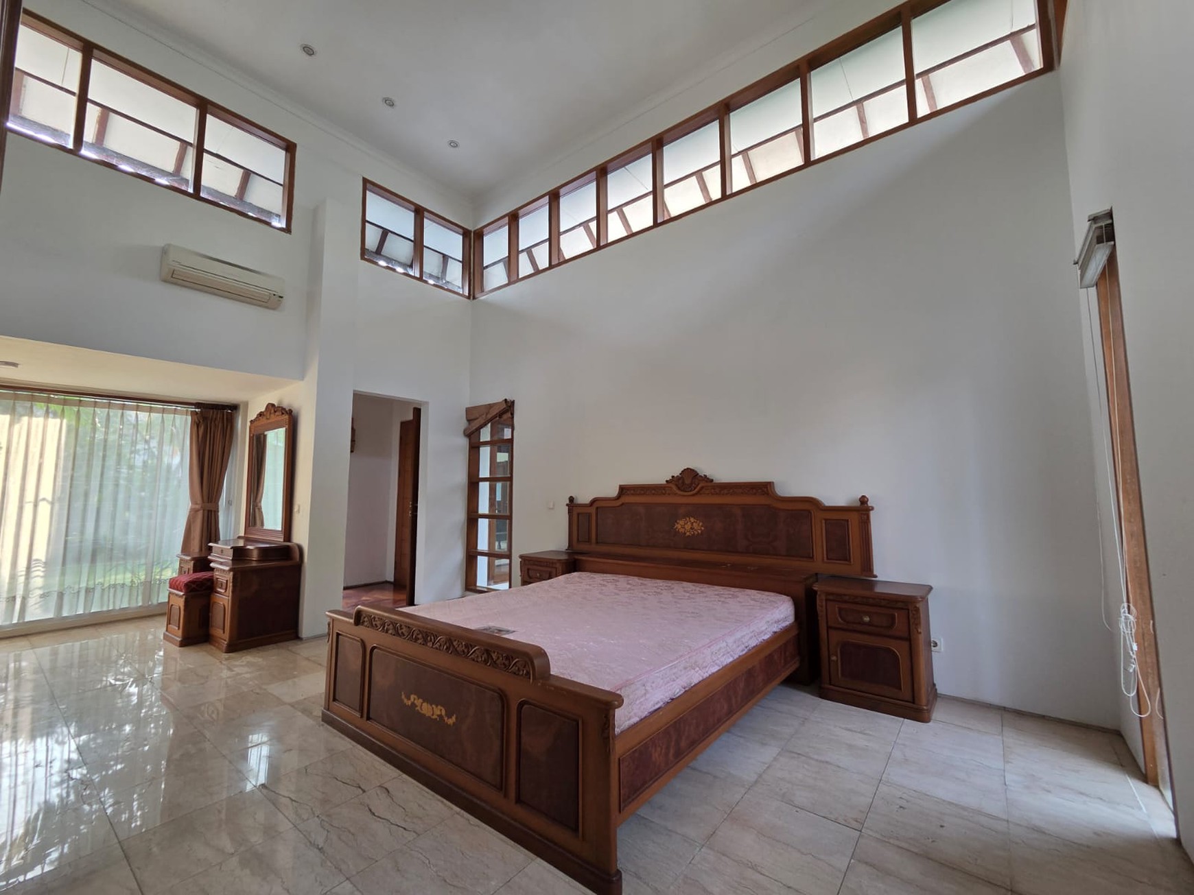 Rumah Mewah dengan lingkungan yang asri di Bintaro Jaya