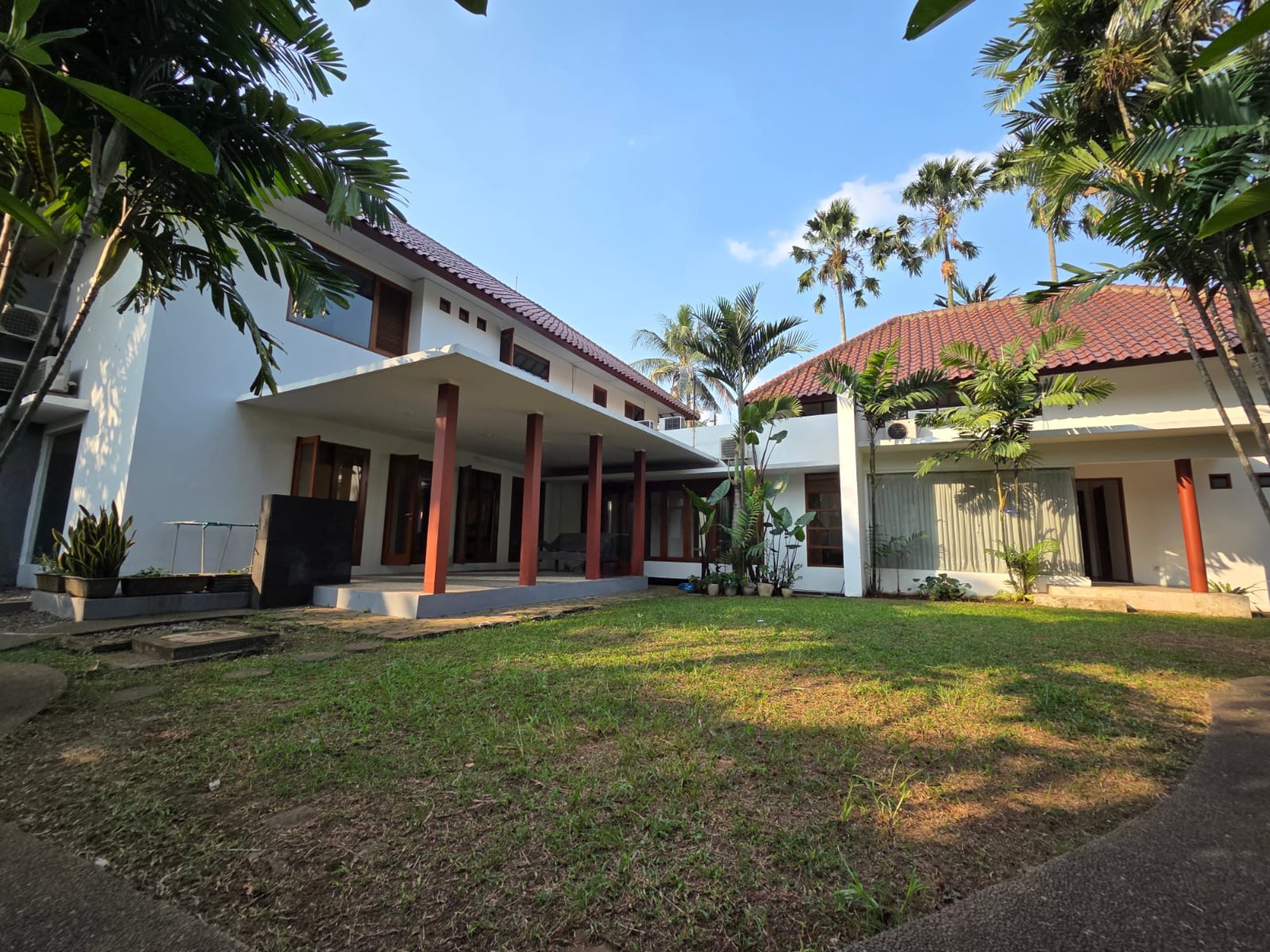 Rumah Mewah dengan lingkungan yang asri di Bintaro Jaya