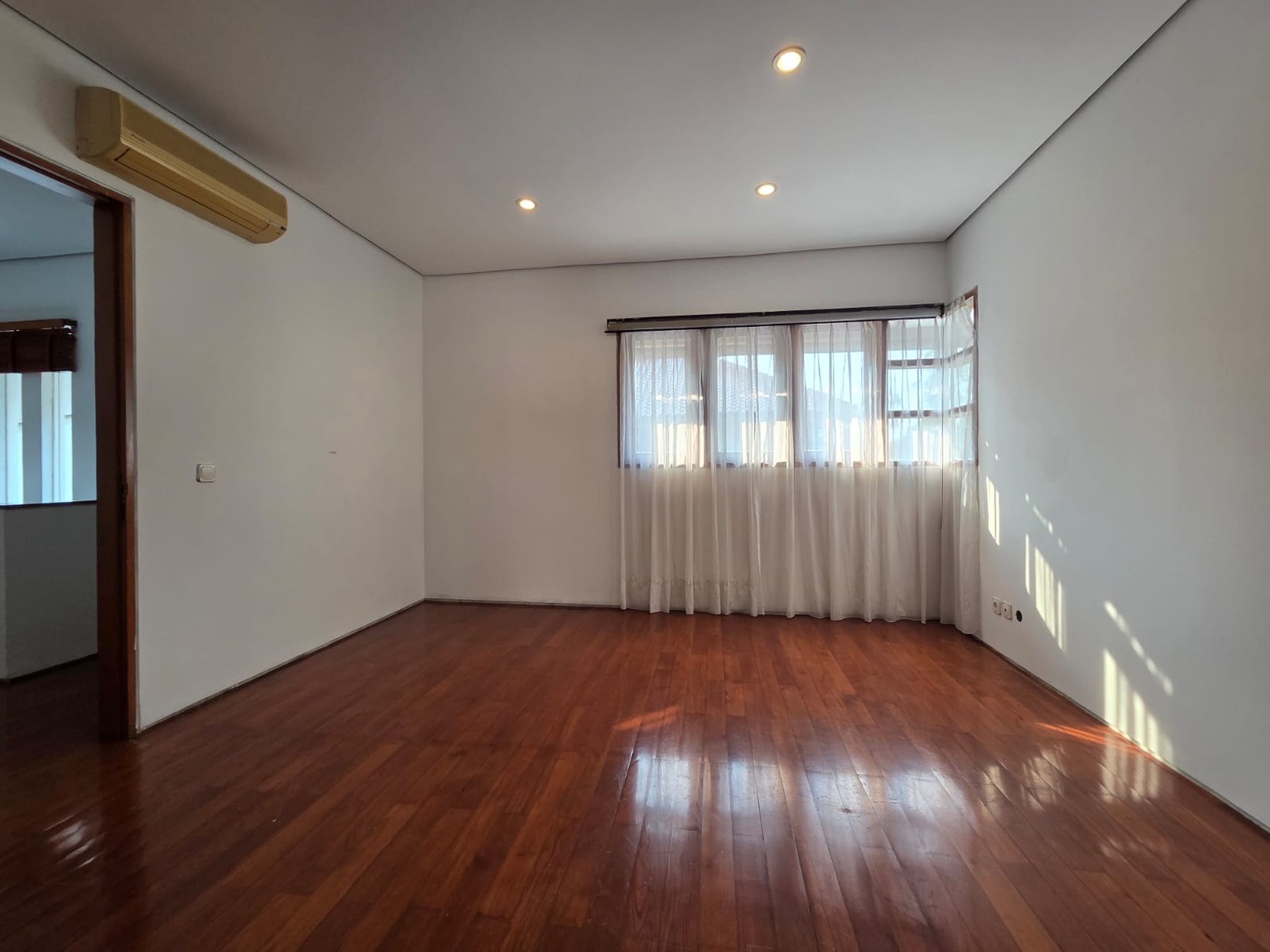 Rumah Mewah dengan lingkungan yang asri di Bintaro Jaya