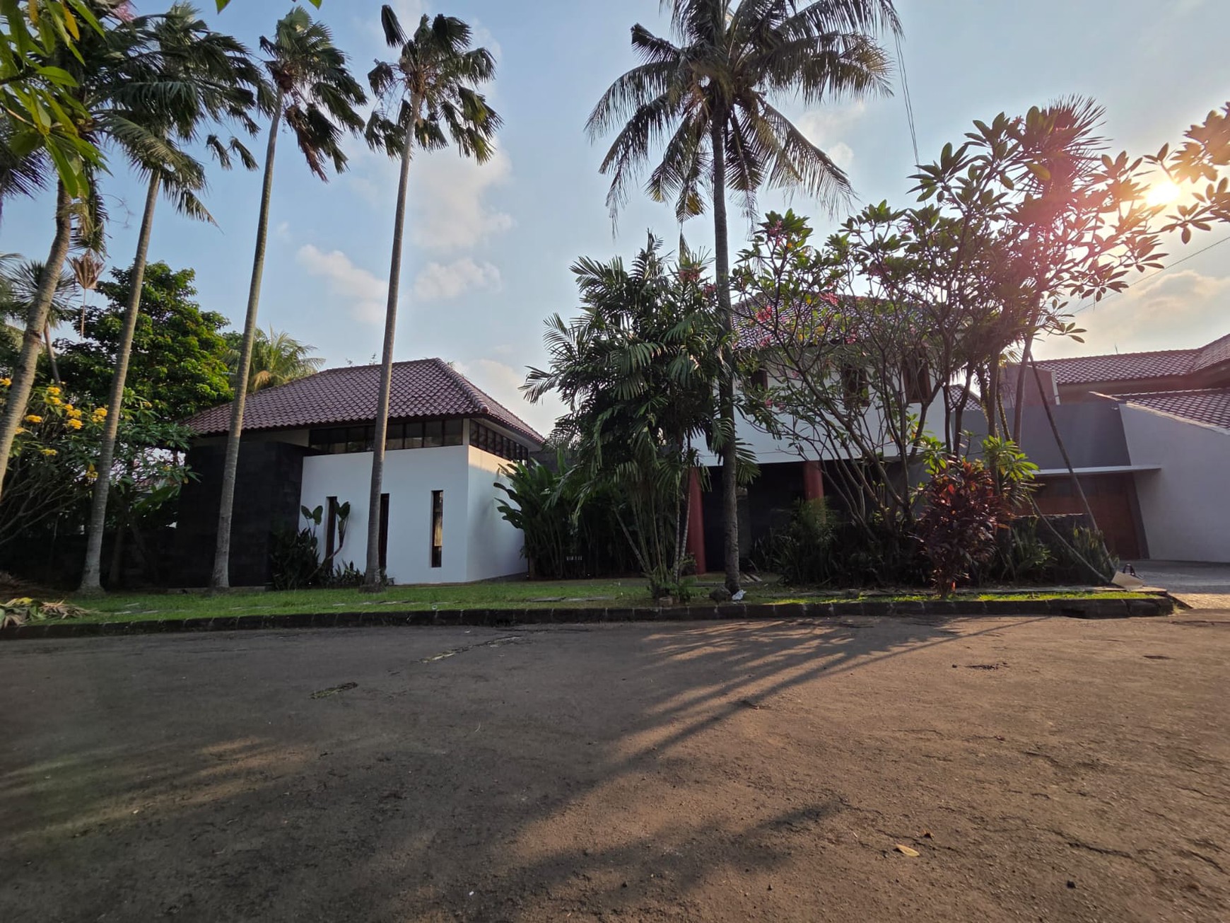 Rumah Mewah dengan lingkungan yang asri di Bintaro Jaya
