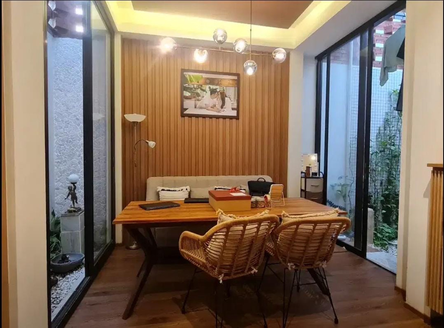 Rumah cantik siap huni Lokasi stratgis di Delatinos BSD