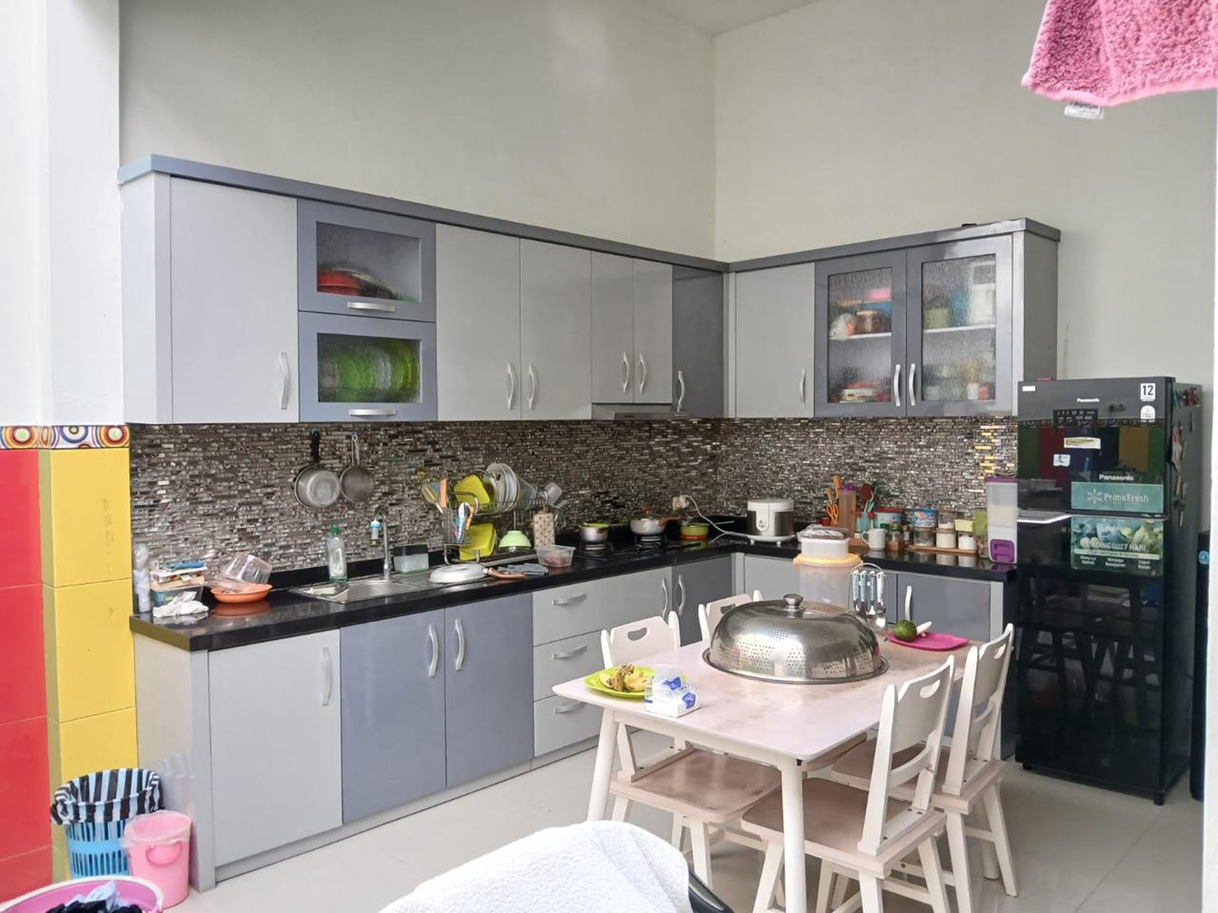 Rumah Modern di Jombang Kota - Garasi Luas, Taman, Dekat Transportasi
