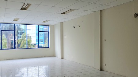 Ruko Artha Gading Boulevard depan Kirana, Kelapa Gading. Rapih, bersih, siap pakai. Selesai renovasi akhir 2024