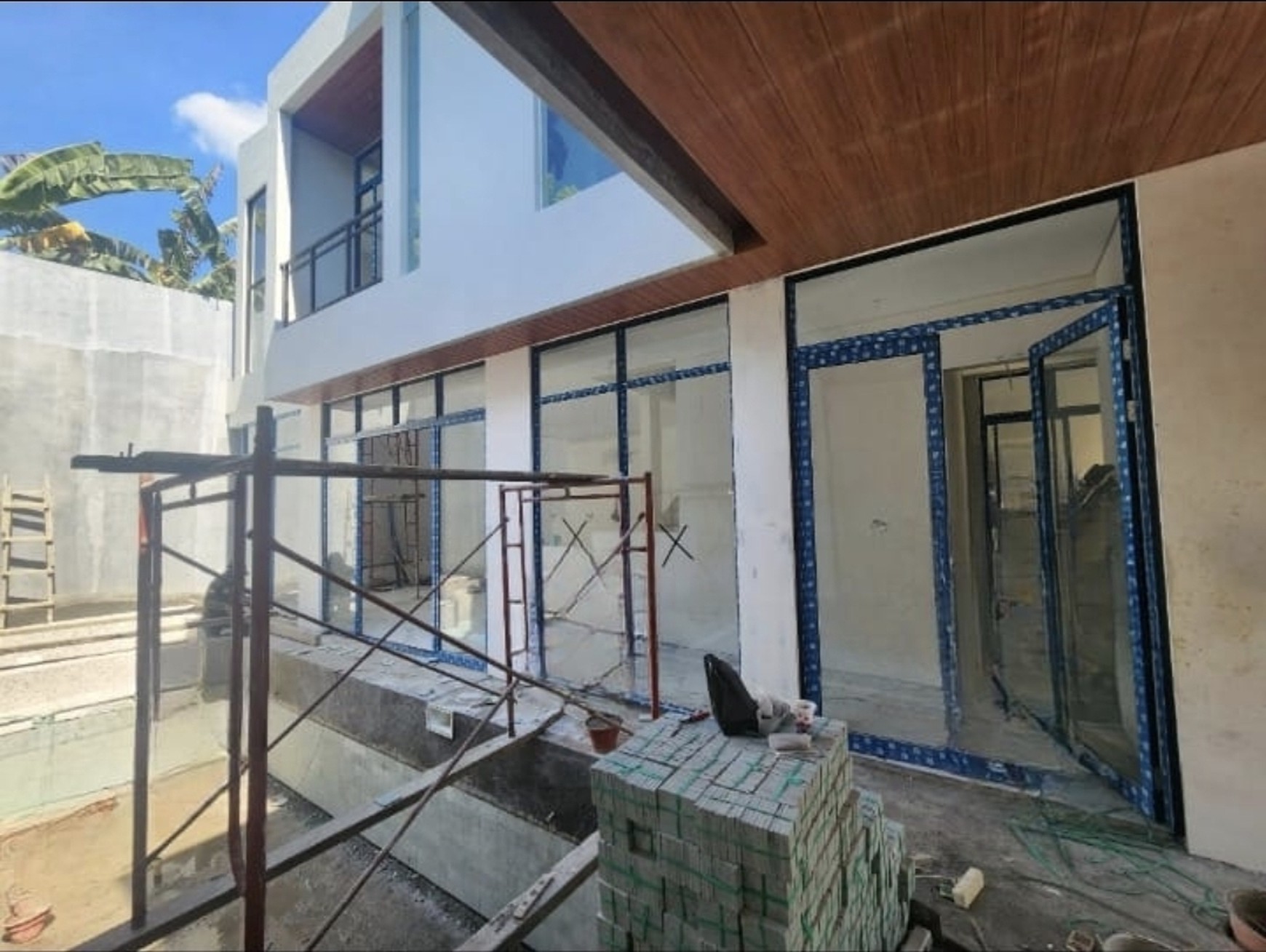 DIJUAL RUMAH BARU MODERN Tropical Balinese, CitraLand Utama, Surabaya Barat