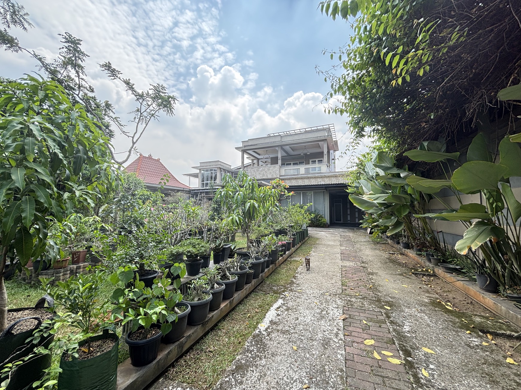 Rumah Villa  3 lantai di Belakang Bukit Golf Cibubur