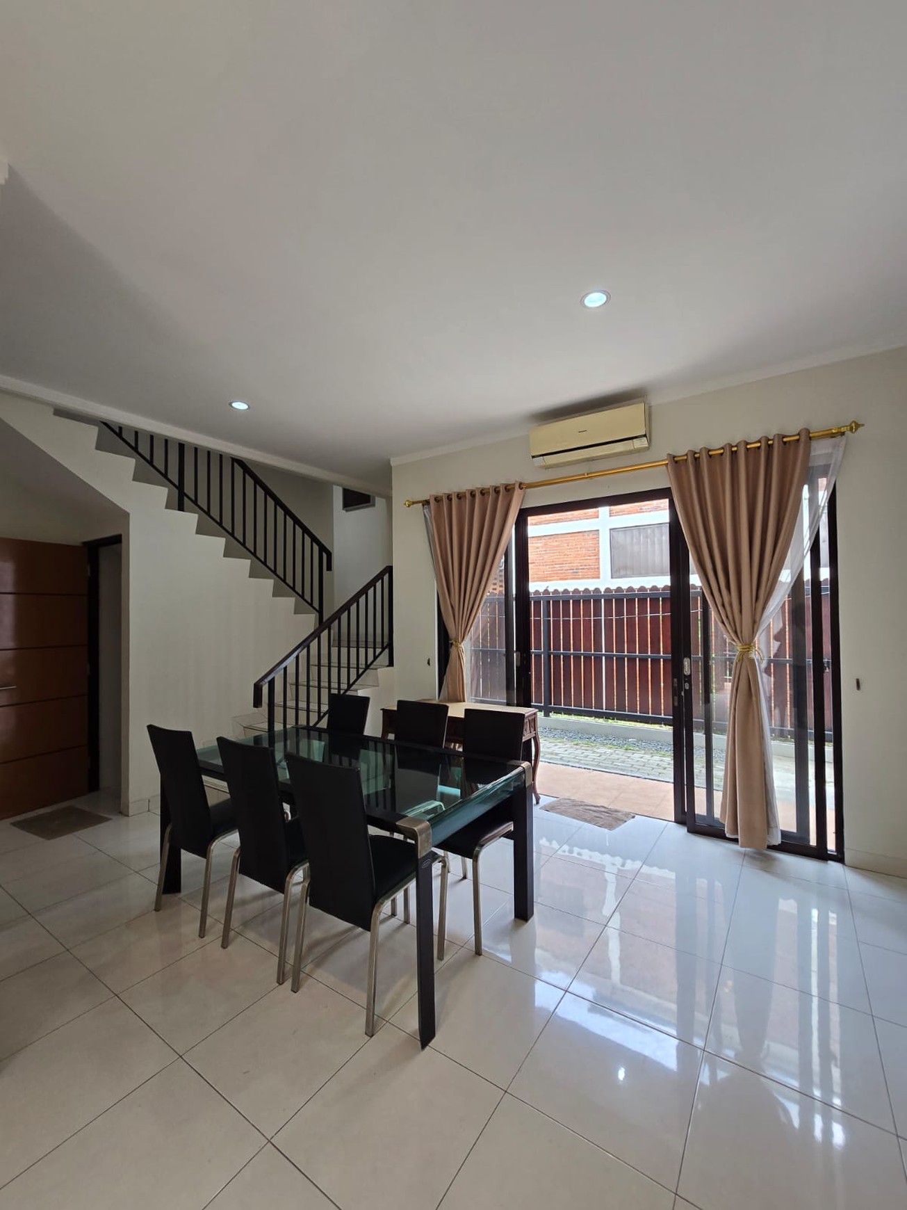 Dijual Cepat Rumah dalam cluster,2 lantai di Bintaro 9