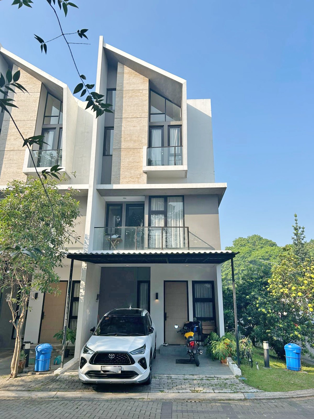 Rumah Minimalis Modern 3 Lantai di Provence Suites BSD City