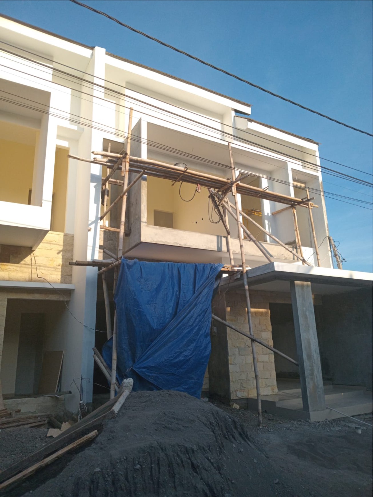RUMAH (3 UNIT) DALAM PERUMAHAN DEKAT SLEMAN CITY HALL.