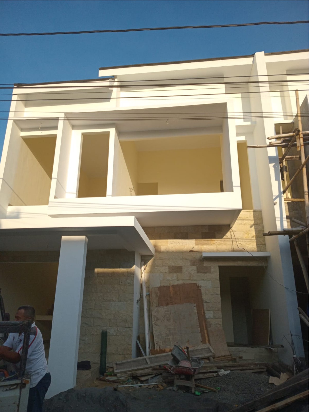 RUMAH (3 UNIT) DALAM PERUMAHAN DEKAT SLEMAN CITY HALL.