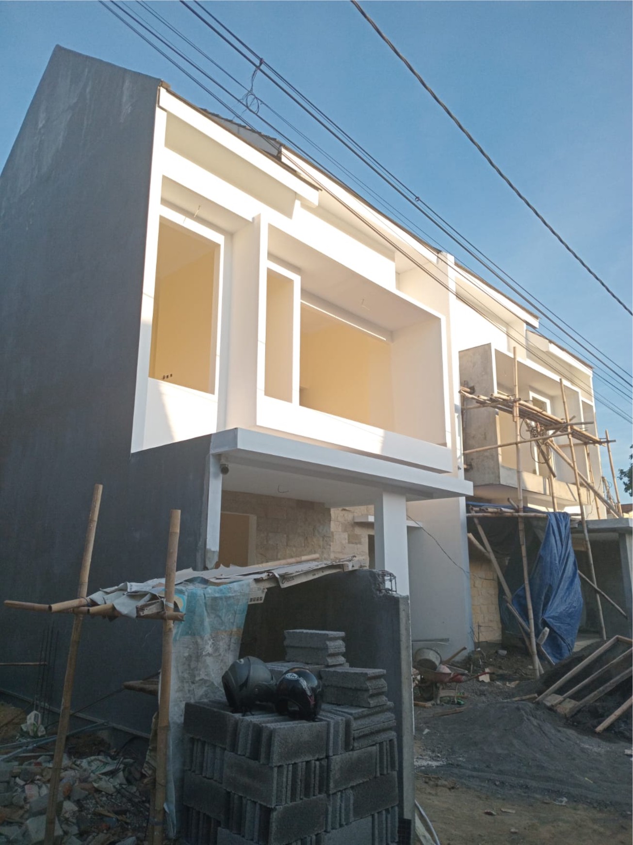 RUMAH (3 UNIT) DALAM PERUMAHAN DEKAT SLEMAN CITY HALL.