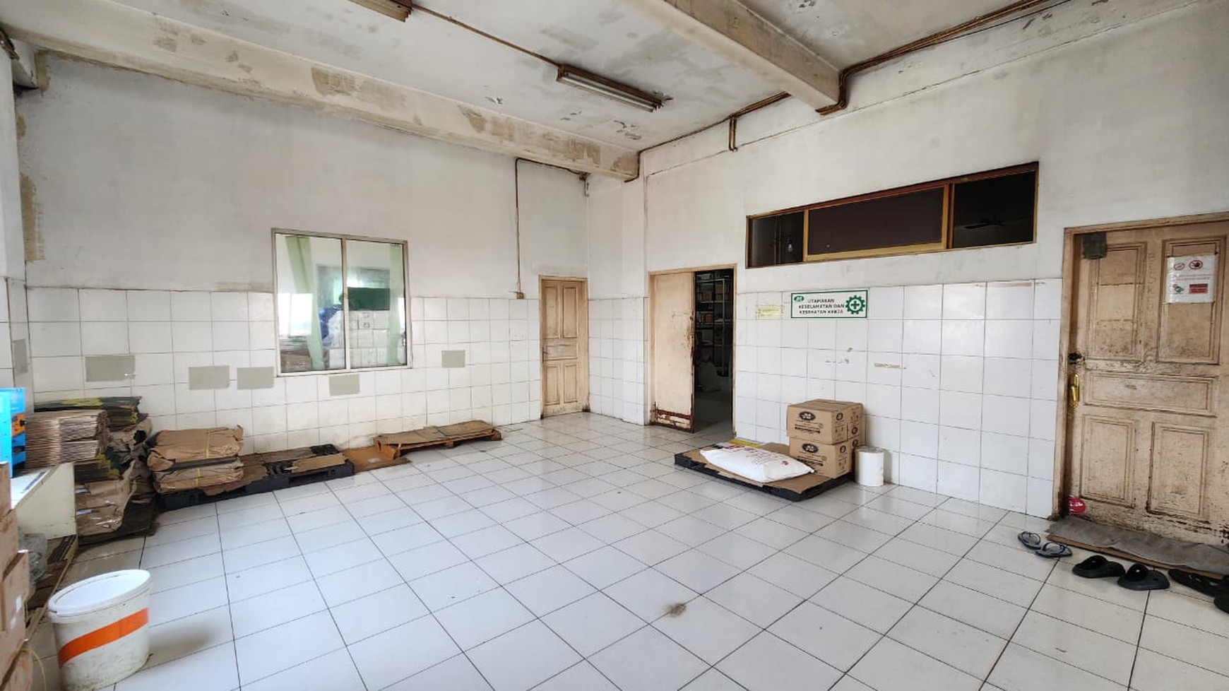 RUKO 4,5 Lantai sangat cocok untuk usaha dan kantor lokasi premium di Jalan Raya Jatiwaringin - Jakarta Timur