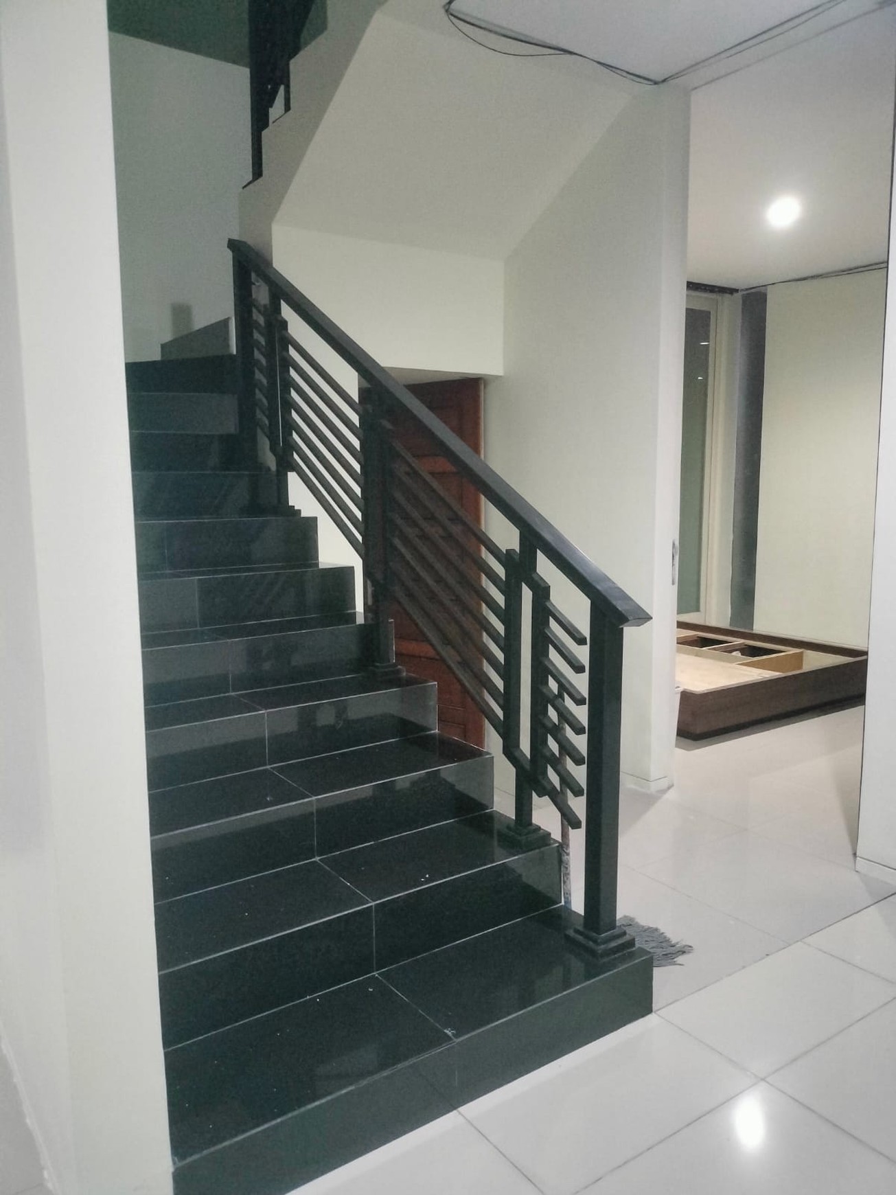 Disewakan Rumah Minimalis Furnish Newton Hill Citraland Surabaya