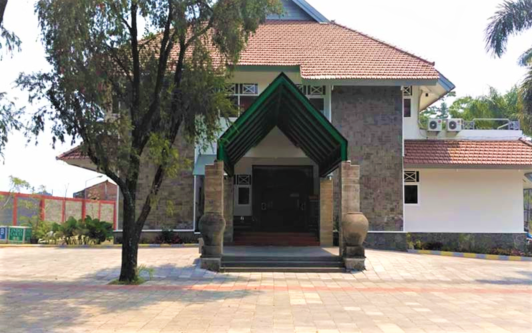 DIJUAL CEPAT! Gedung Strategis di Jl. R. Panji Suroso, Blimbing, Malang